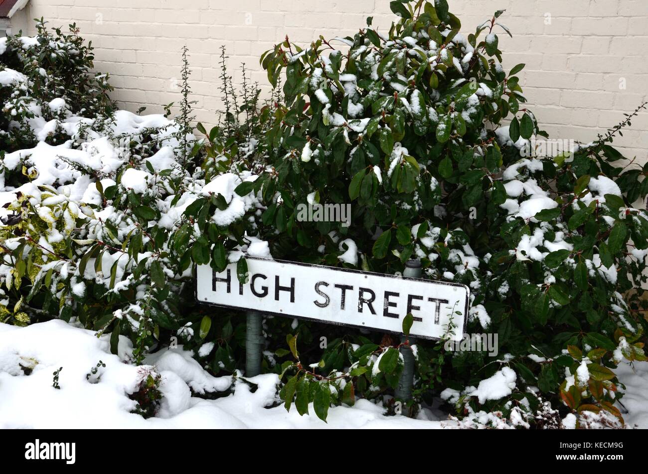 Village high street sign in winter scene Banque D'Images