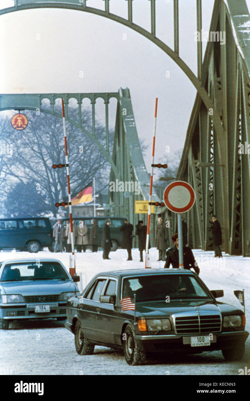 Des agents ont été relâchés à la frontière de Berlin-Ouest dans des voitures de l'ambassade des États-Unis le 11 février 1986 à Berlin (Allemagne). Ils ont été condamnés pour espionnage et échangés à la frontière alliée au pont Glienicker à Berlin (Allemagne). Les prisonniers de RDA Dietrich Niestroj, Wolf Georg Frohn et Jaroslaw Jaworsky ont été libérés à la CSSR. Berlin-Ouest a libéré Karl et Hanna Jaworsky (États-Unis), Jewgeni Semljakow (Russie), le citoyen de RDA Detlef Scharfenorth et Jerzy Kaczmarek (Pologne). | utilisation dans le monde entier Banque D'Images