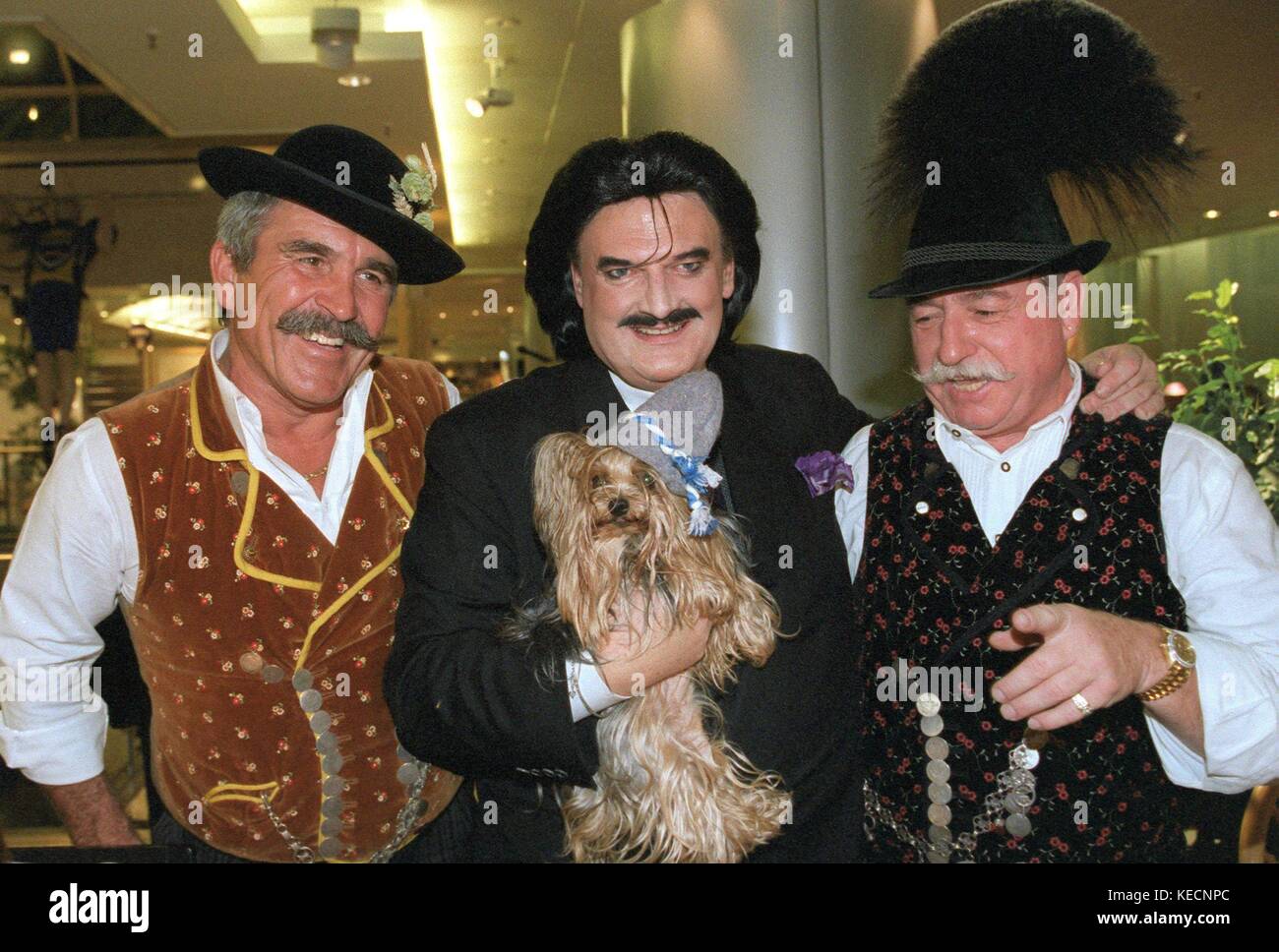 Créateur de mode allemand rudolph moshammer pose avec son ...