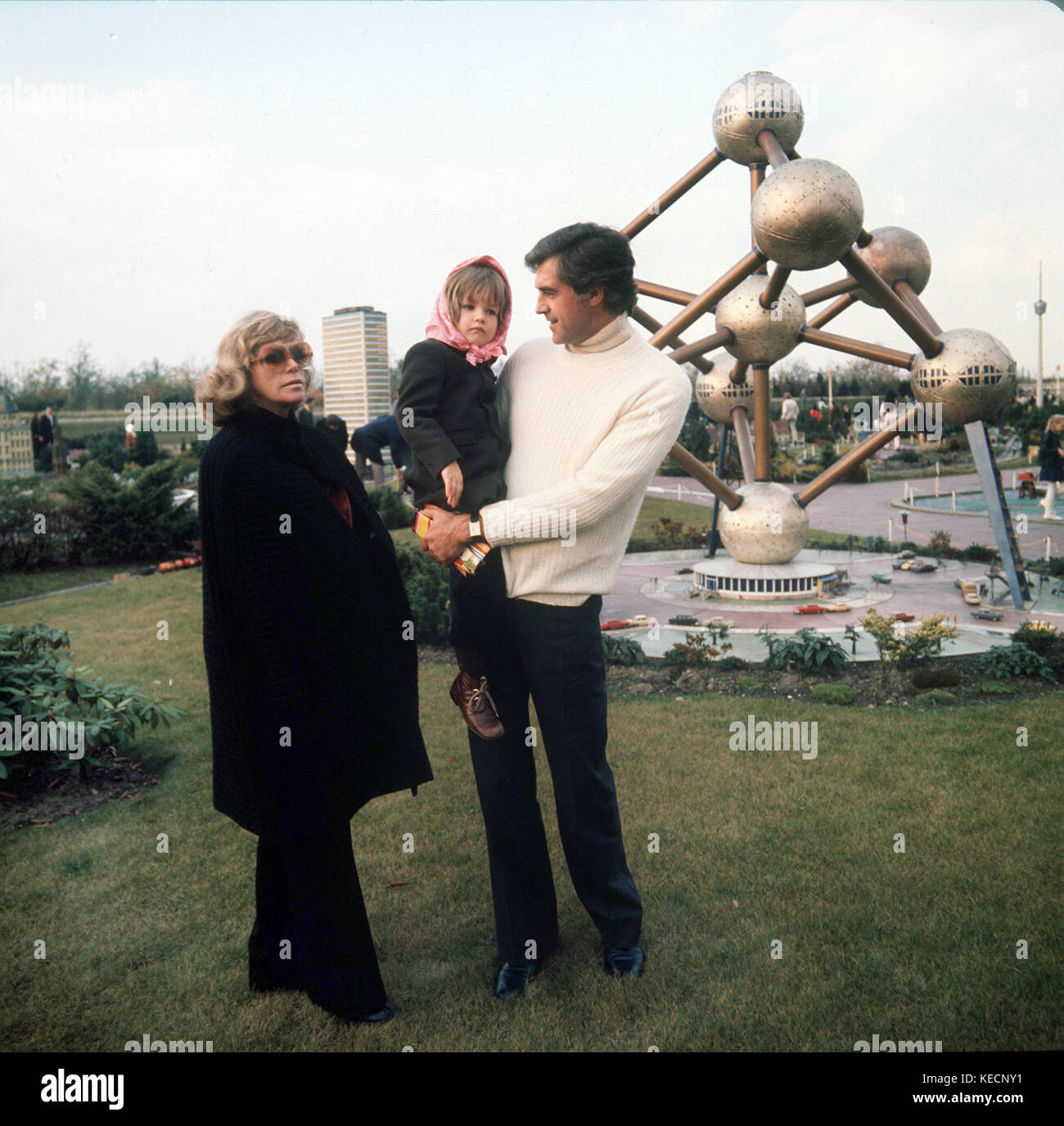 Avec Hildegard Knef, Christina, sa fille et son mari, David Cameron dans un parc à thème à Ratingen, près de Düsseldorf (Rhénanie-du-Nordwestphalie, Allemagne) en novembre 1972. Knef avait sa percée dans le film allemand "inner' dans les années 1950. Elle était une actrice à succès, chanteur et écrivain. Elle est née le 28 décembre 1925 à Ulm (Allemagne) et il est mort d'une infection pulmonaire le 1 février 2002. Dans le monde d'utilisation | Banque D'Images