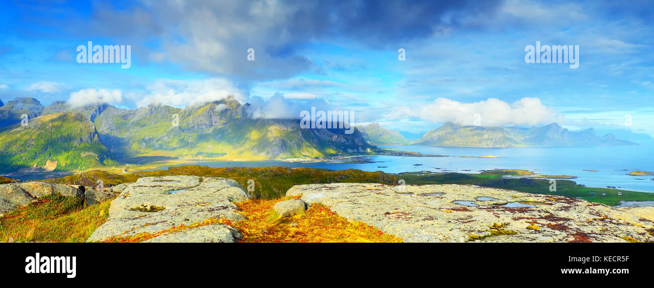 Panorama de l'été ensoleillé sur le littoral de la norvège lofoten rocks et les montagnes. dans de doux soleil. Vue panoramique ensoleillée arrière-plan. Banque D'Images