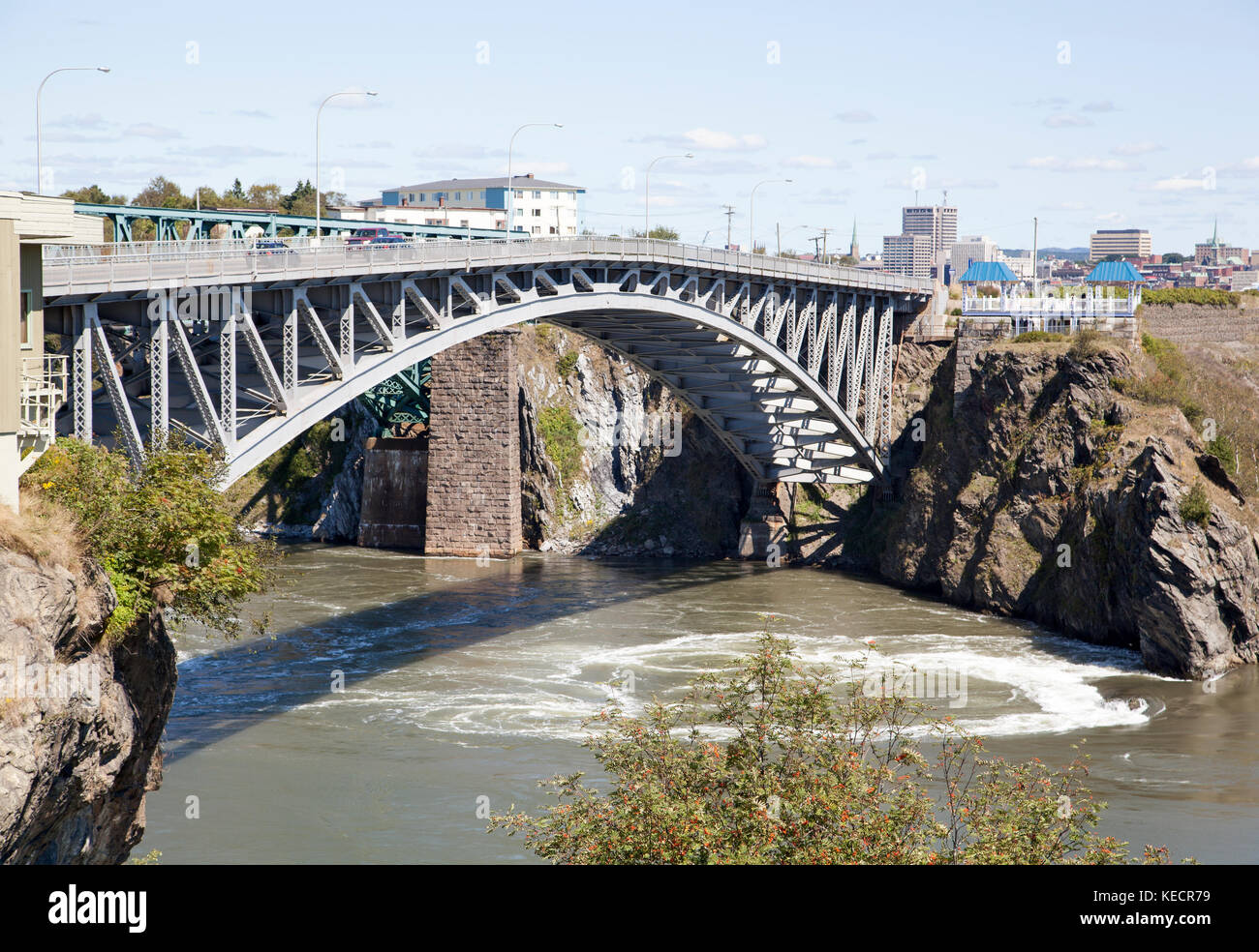 Saint John ville pont sur st. john river qui, en raison de changements de marées extrêmes, c'est présente deux fois par jour (Nouveau-Brunswick, Canada). Banque D'Images