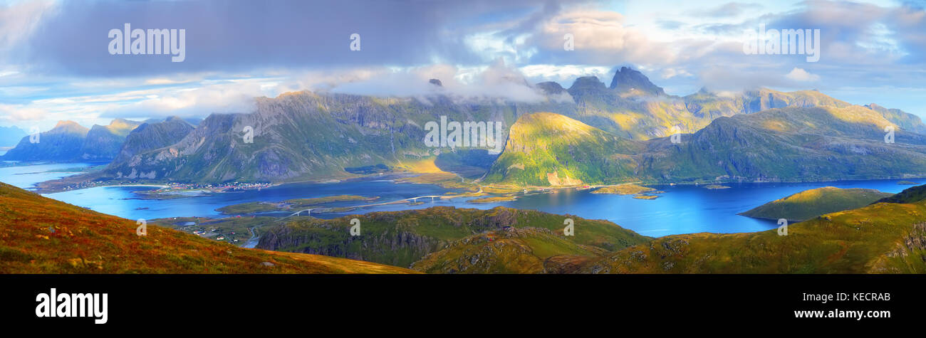 Sunny summer panorama d'îles Lofoten. superbe paysage noway avec blue fjords et montagnes vertes. Banque D'Images