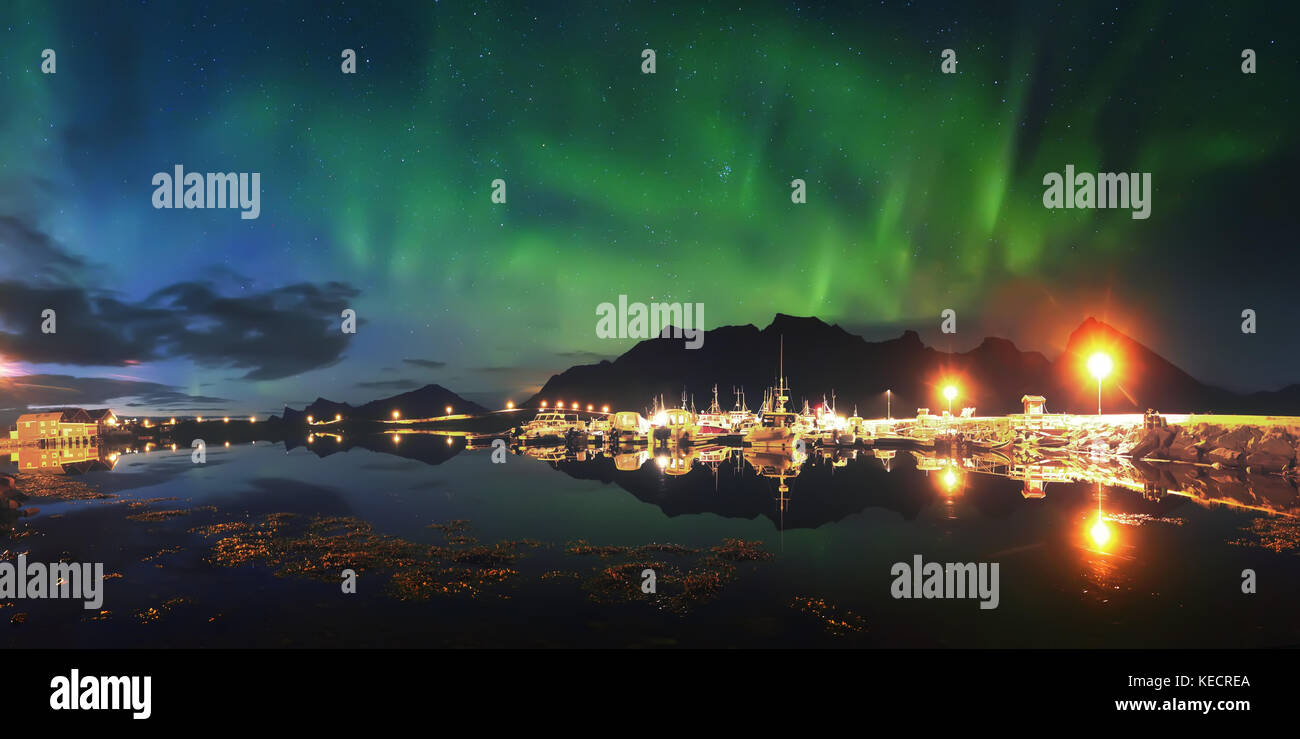 Northern Lights sur pier en Norvège. aurora borealis dans nuit ciel étoilé au-dessus de fjord. scène de nuit avec des lumières du nord. Banque D'Images