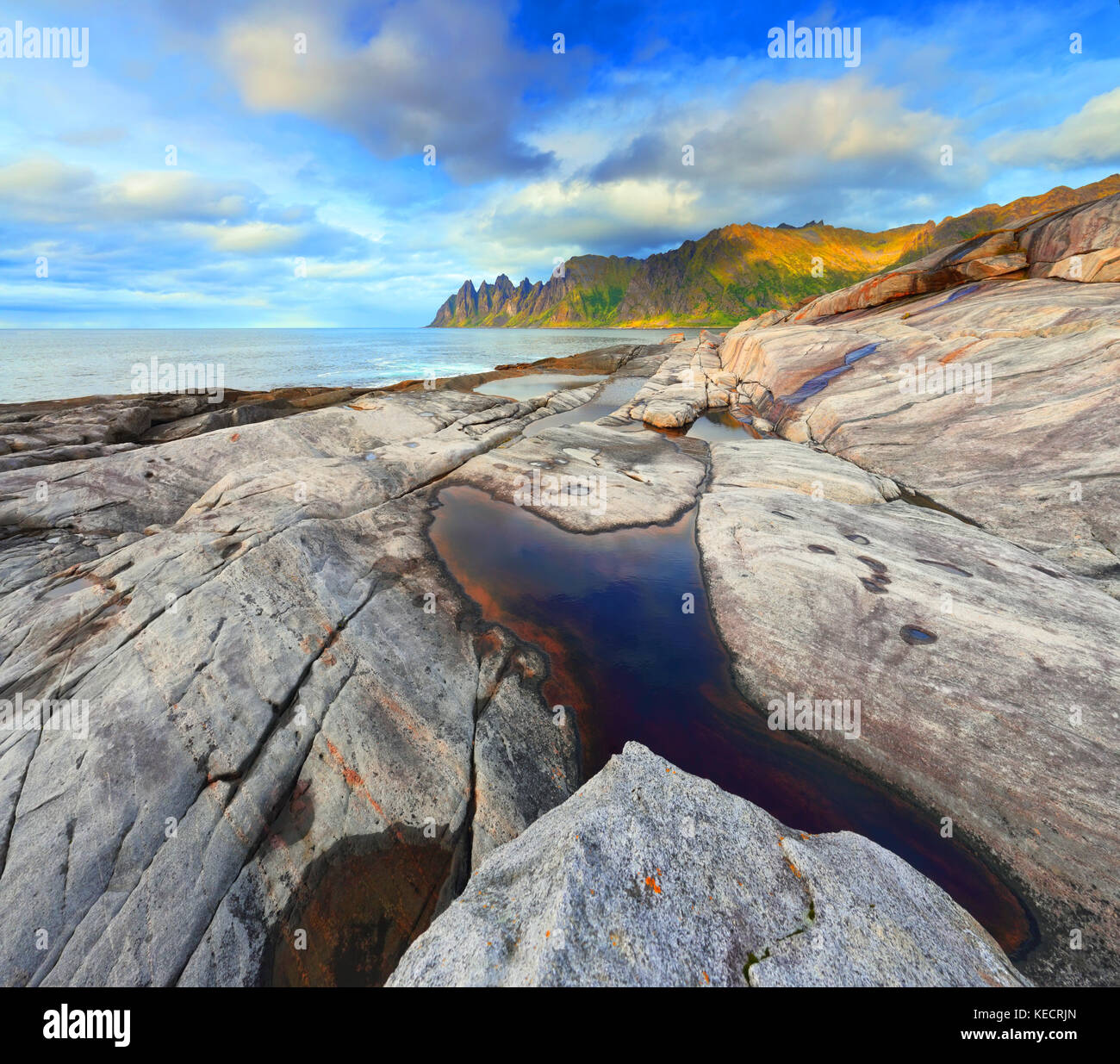Plage en pierre sur une journée ensoleillée. la Norvège l'automne paysage marin. Banque D'Images