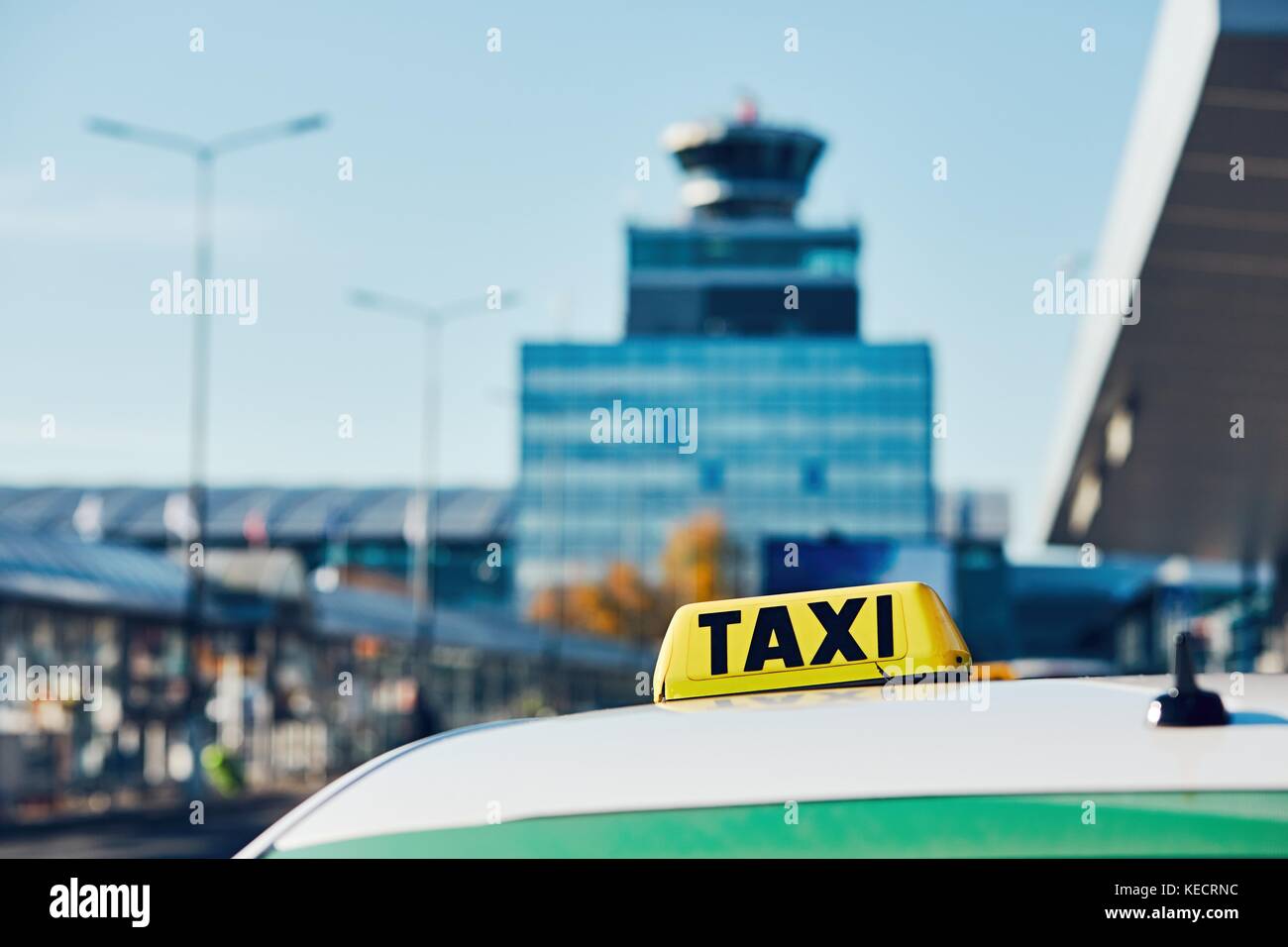 Une voiture de taxi dans la rue à l'encontre de terminal de l'aéroport. Prague, République tchèque Banque D'Images