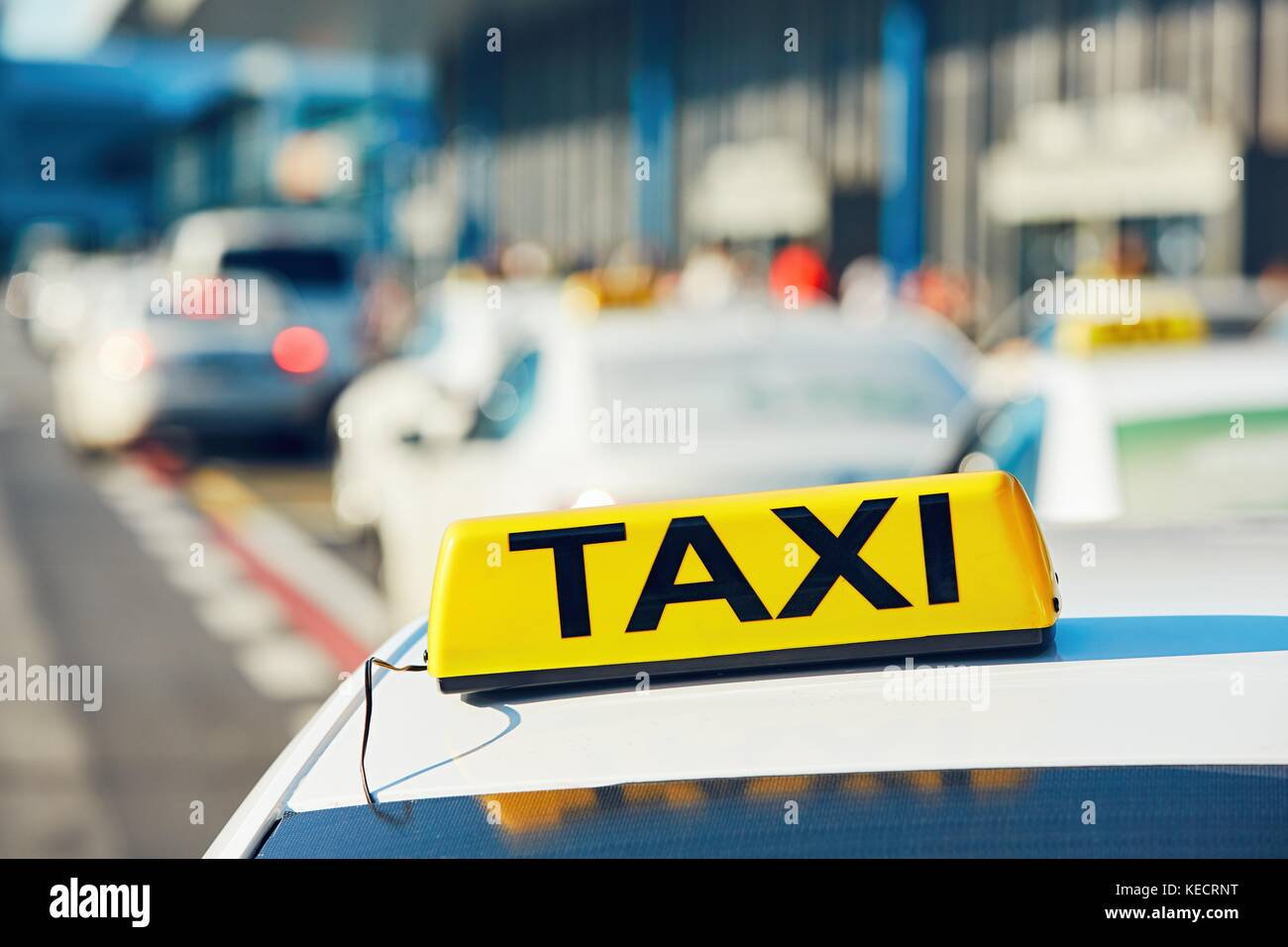 Les voitures de taxi dans la rue à l'encontre de terminal de l'aéroport. Prague, République tchèque Banque D'Images