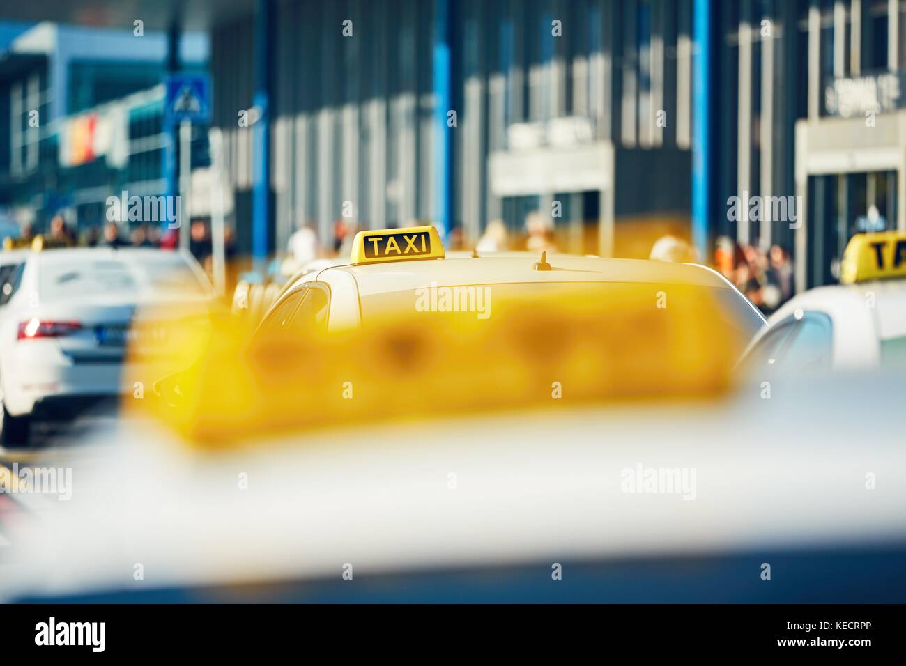 Les voitures de taxi dans la rue à l'encontre de terminal de l'aéroport. Prague, République tchèque Banque D'Images