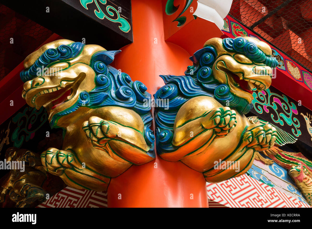 Tokyo, Japon - 14 mai 2017 : lions gardiens en bois colorés comme décoration pour garder le temple sacré Banque D'Images