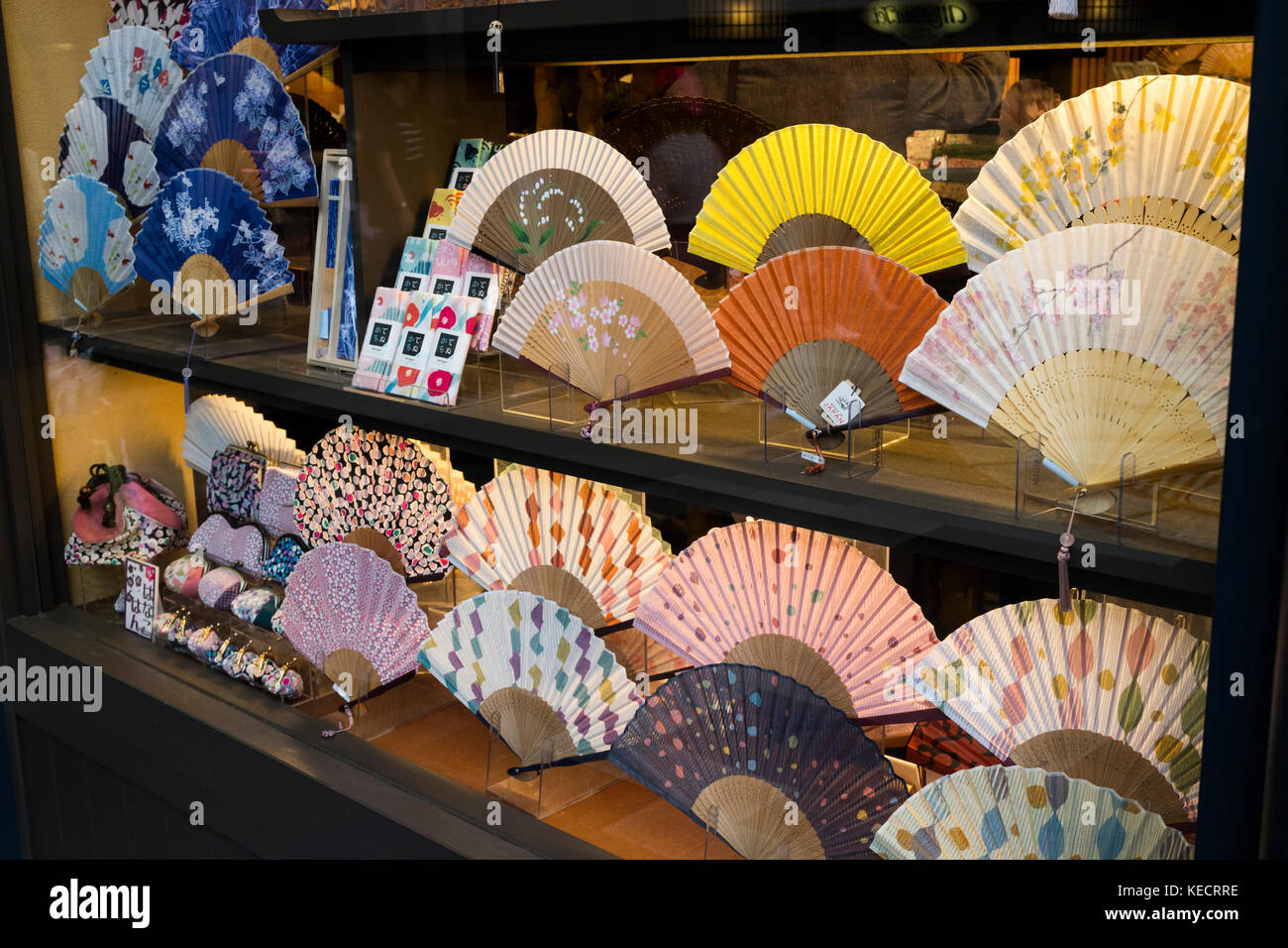 Kyoto, Japon - 16 mai 2017 : Vitrine traditionnel avec colorful hand fans Banque D'Images