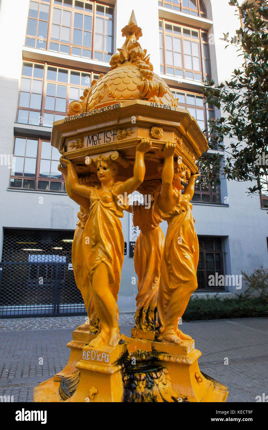 Fontaine jaune Walace, 13ème arrondissement, Paris, France Banque D'Images