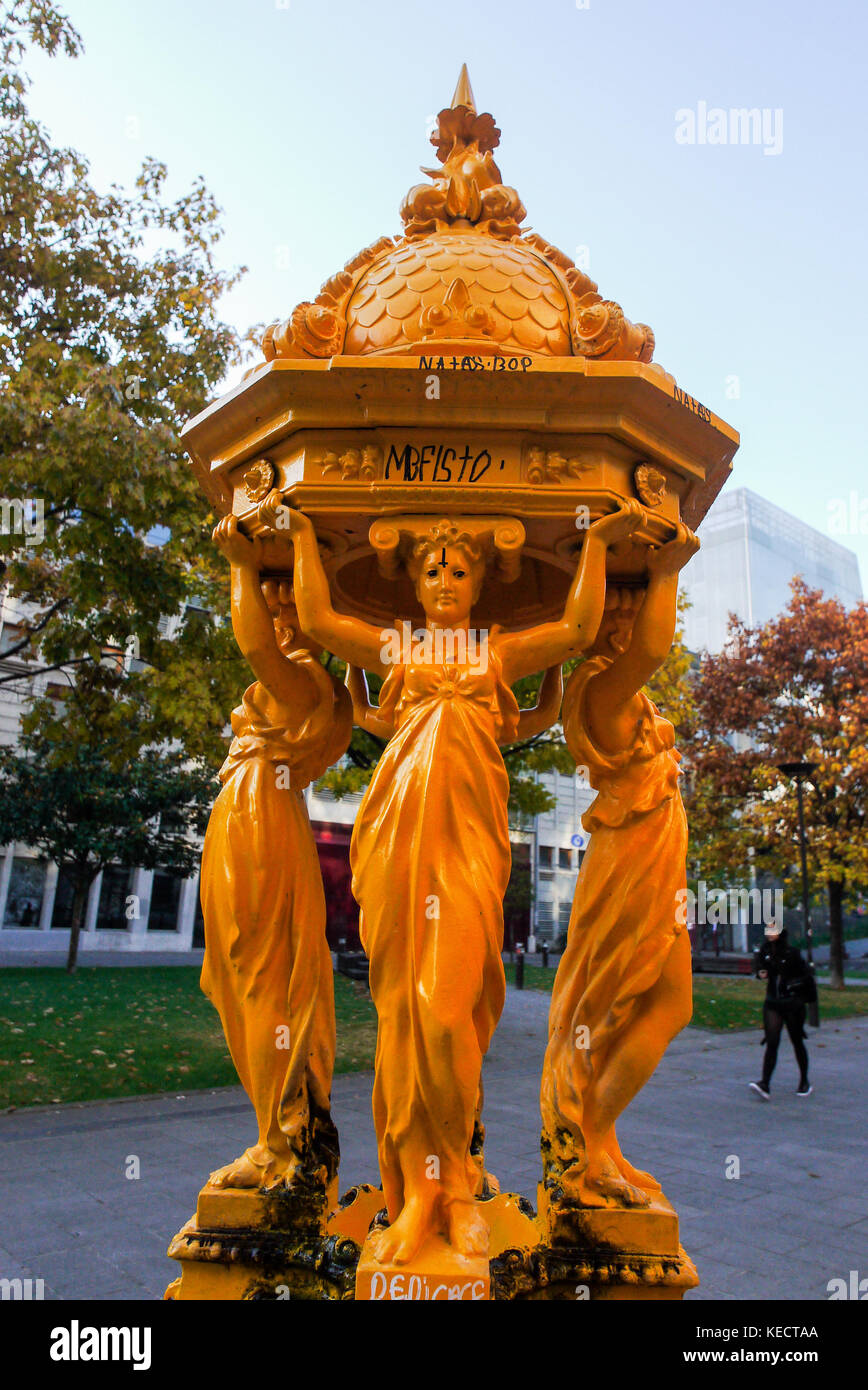 Fontaine walace jaune, 13e arrondissement, Paris, France Banque D'Images