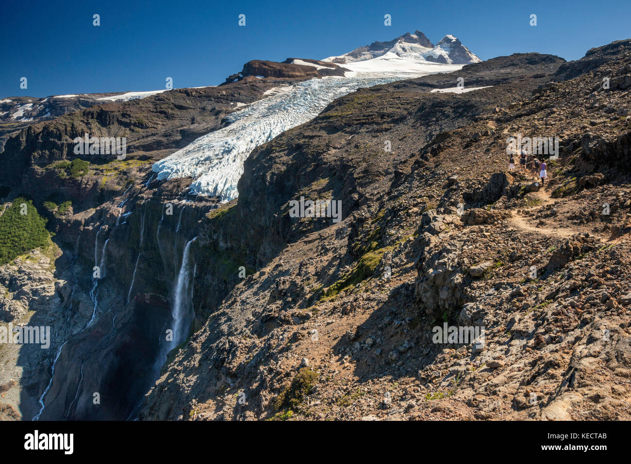 Glacier Overa Castano, cascades, massif du Mont Tronador, les randonneurs sur le sentier de refuge Otto Meiling, Parc National Nahuel Huapi, Patagonie, Argentine Banque D'Images