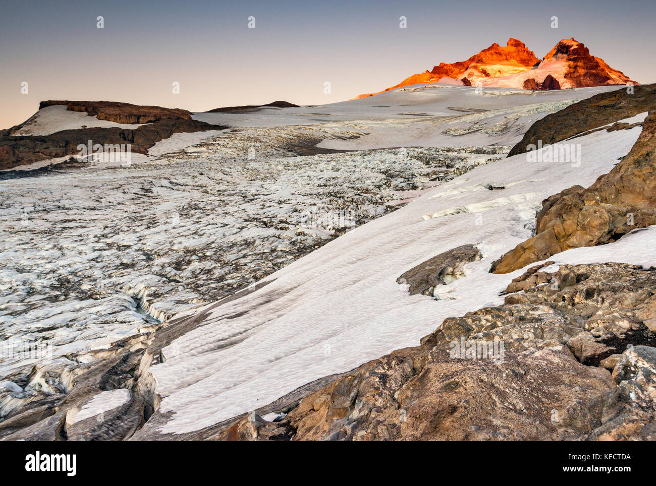 Monte Tronador massif sur Castano Overa Glacier, près de Refugio Otto Meiling au lever du soleil, Nahuel Huapi Nat. Parc, Patagonie, Argentine Banque D'Images