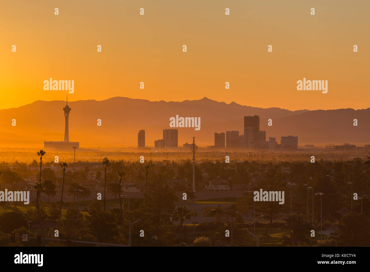 Las Vegas, Nevada, USA - 10 octobre 2017 : Matin brumeux lever du soleil sur des pylônes sur le strip de las vegas. Banque D'Images