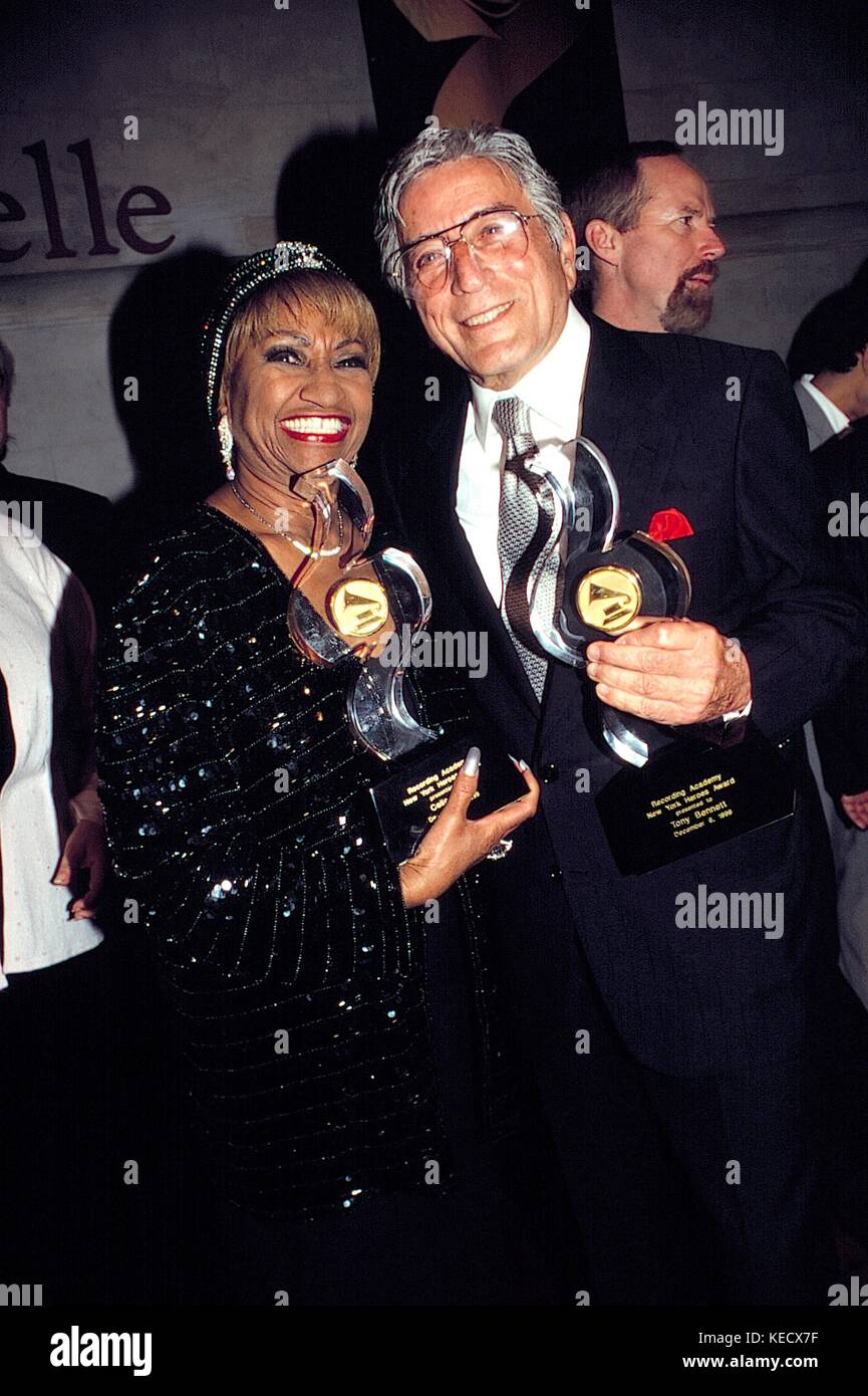 Celia Cruz Et Tony Bennett À La Cérémonie Du Prix Des Héros De L'Académie Des Enregistrements De New York À New York. 6 Décembre 1999. © RTTalesnick /MediaPunch Banque D'Images