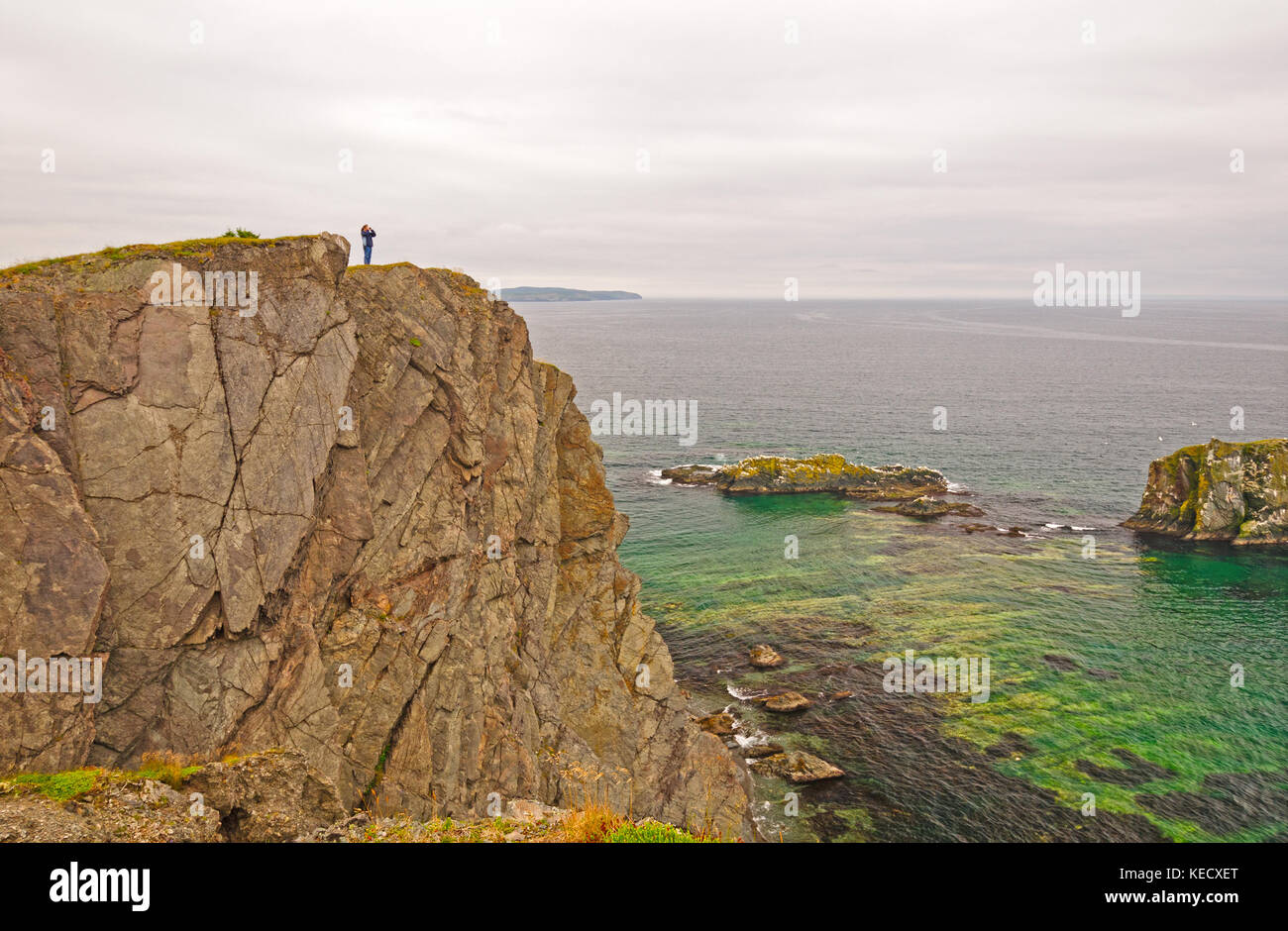 Observateur sur le sentier Skerwink rochers sur la côte de Terre-Neuve Banque D'Images