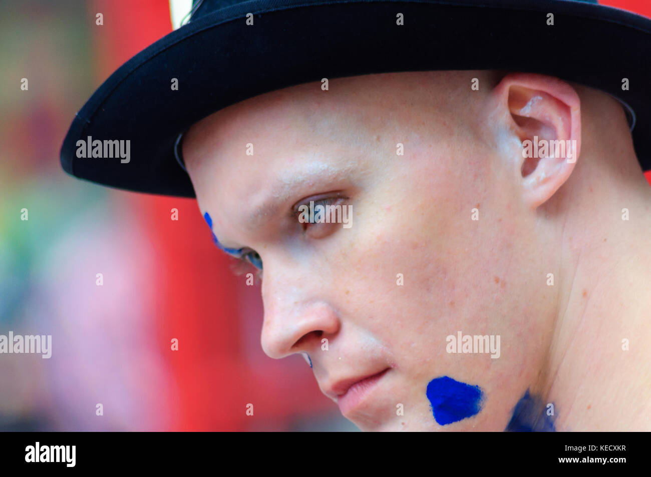 ÉDIMBOURG, ÉCOSSE - 21 AOÛT 2016 : membre masculin de Derevo interprète danse, mime et théâtre visuel au grand public dans les rues d'Édimbourg Banque D'Images