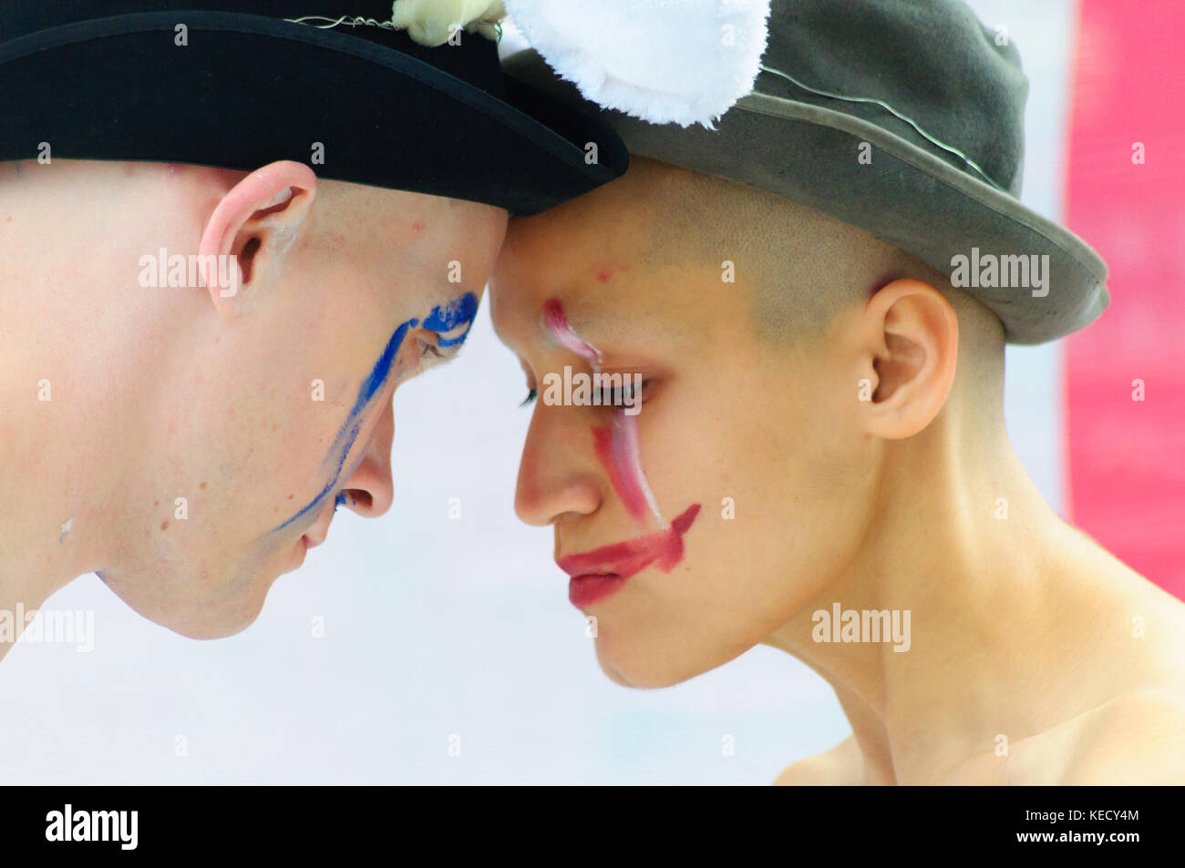 Les membres masculins et féminins de Derevo jouent de la danse, du mime et du théâtre visuel dans la rue principale pendant le Festival Fringe d'Édimbourg Banque D'Images