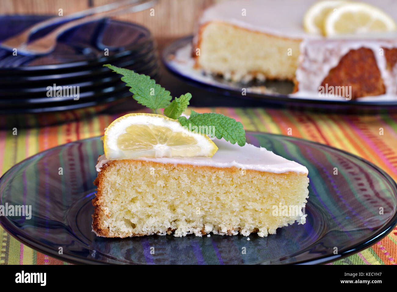 Une Tranche De Citron Gateau Glace Garni D Une Tranche De Citron Et Menthe Citron Plein De Gateaux Et Les Plaques Dans L Arriere Plan Photo Stock Alamy