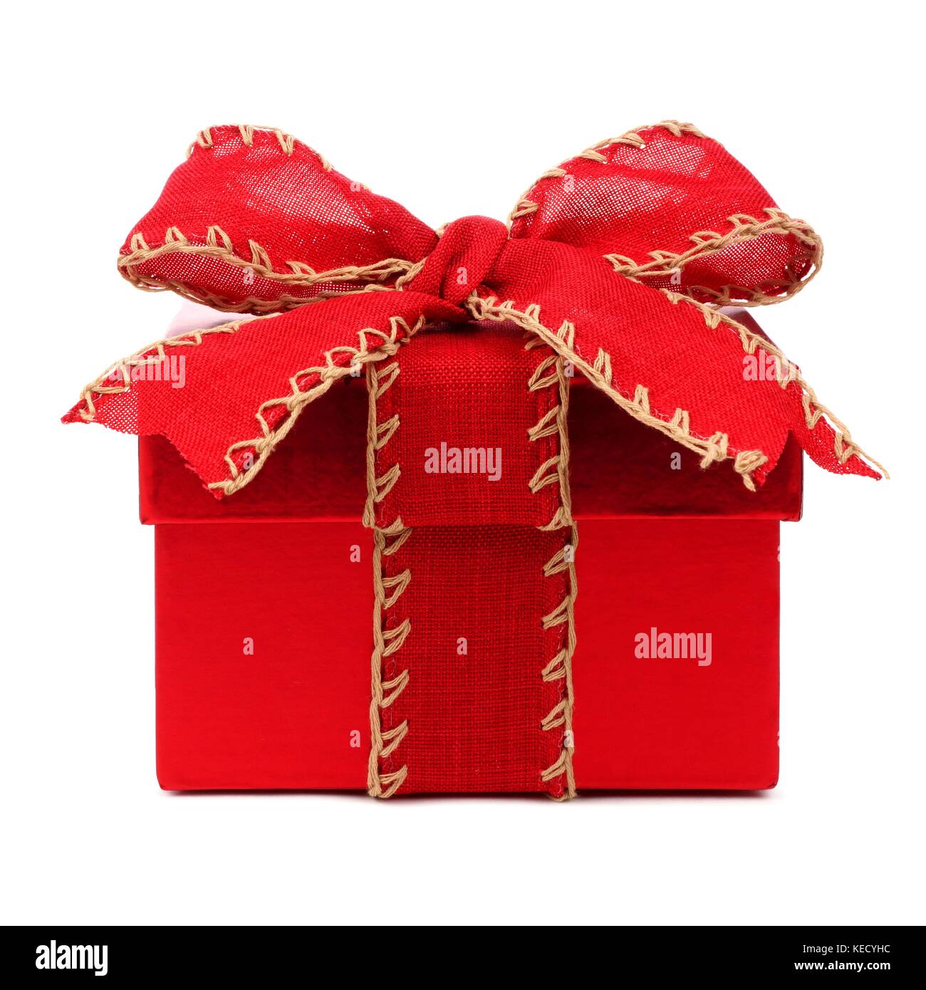 Boîte cadeau de Noël rouge enveloppé avec arc rouge rustique et ruban isolated on white Banque D'Images