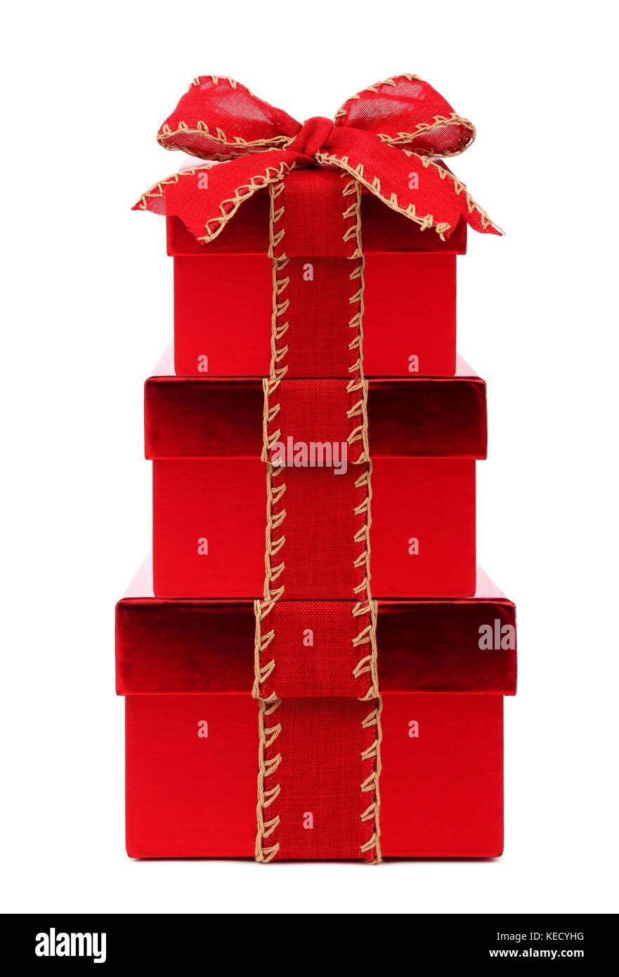Cadeaux de Noël rouge empilés enveloppé de ruban arc rouge et rustique, isolated on white Banque D'Images