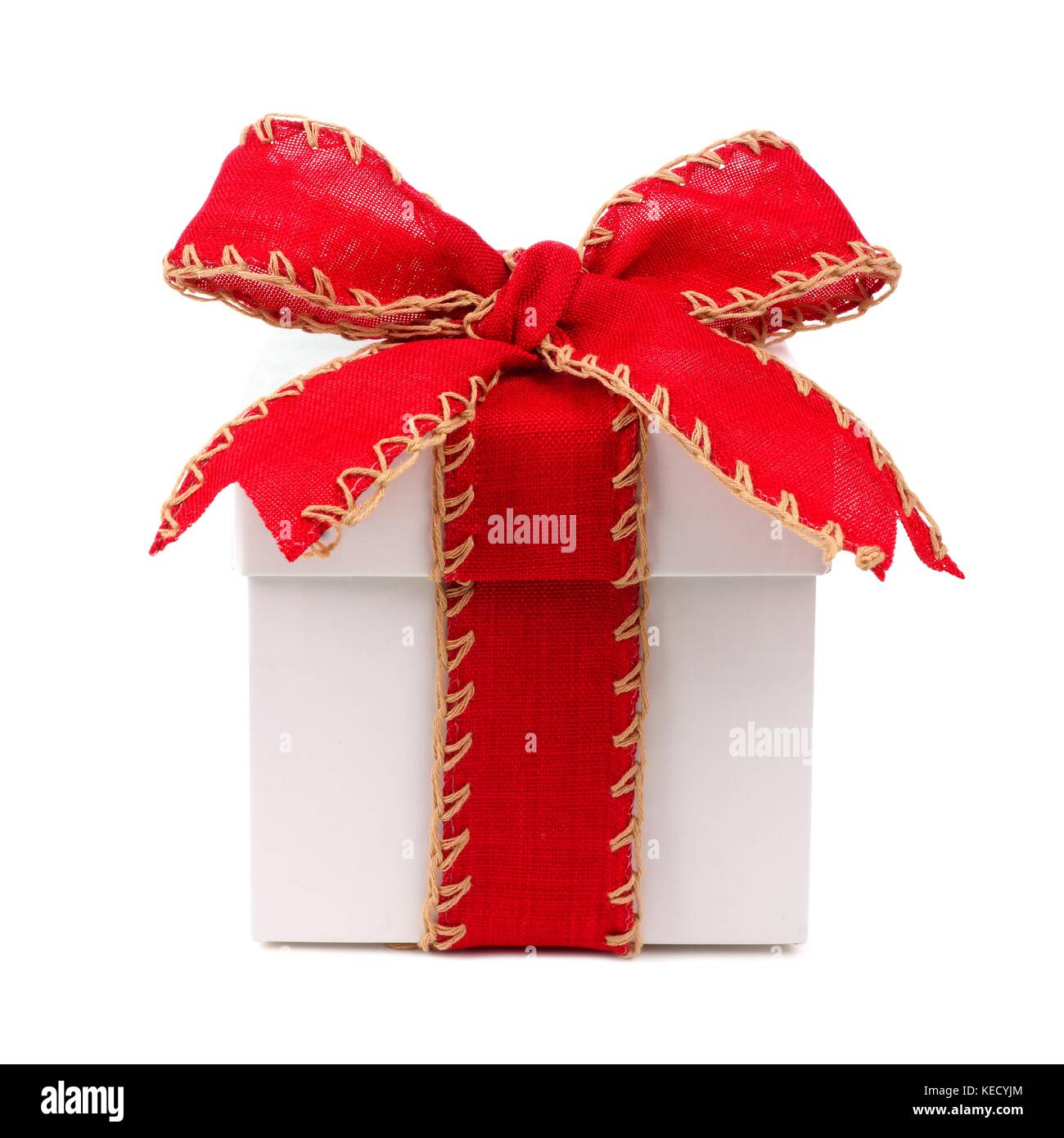 Boîte cadeau de Noël blanc enveloppé avec arc rouge rustique et ruban isolated on white Banque D'Images