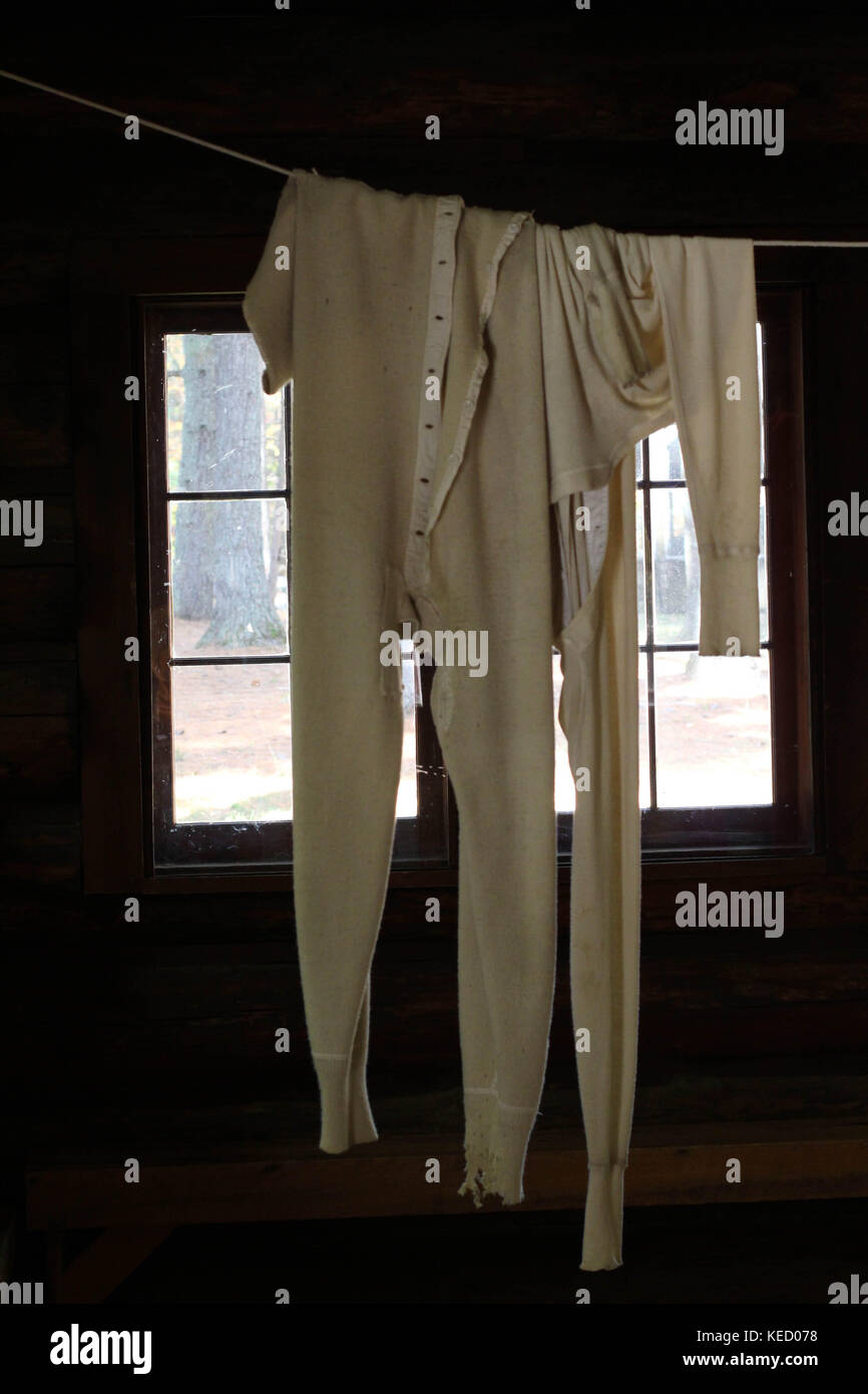 Sous-vêtements Vêtements pyjamas et suspendu à une corde à linge à l'intérieur d'une cabane dans le nord du Michigan sur l'affichage à l'intérieur d'un logging museum Banque D'Images