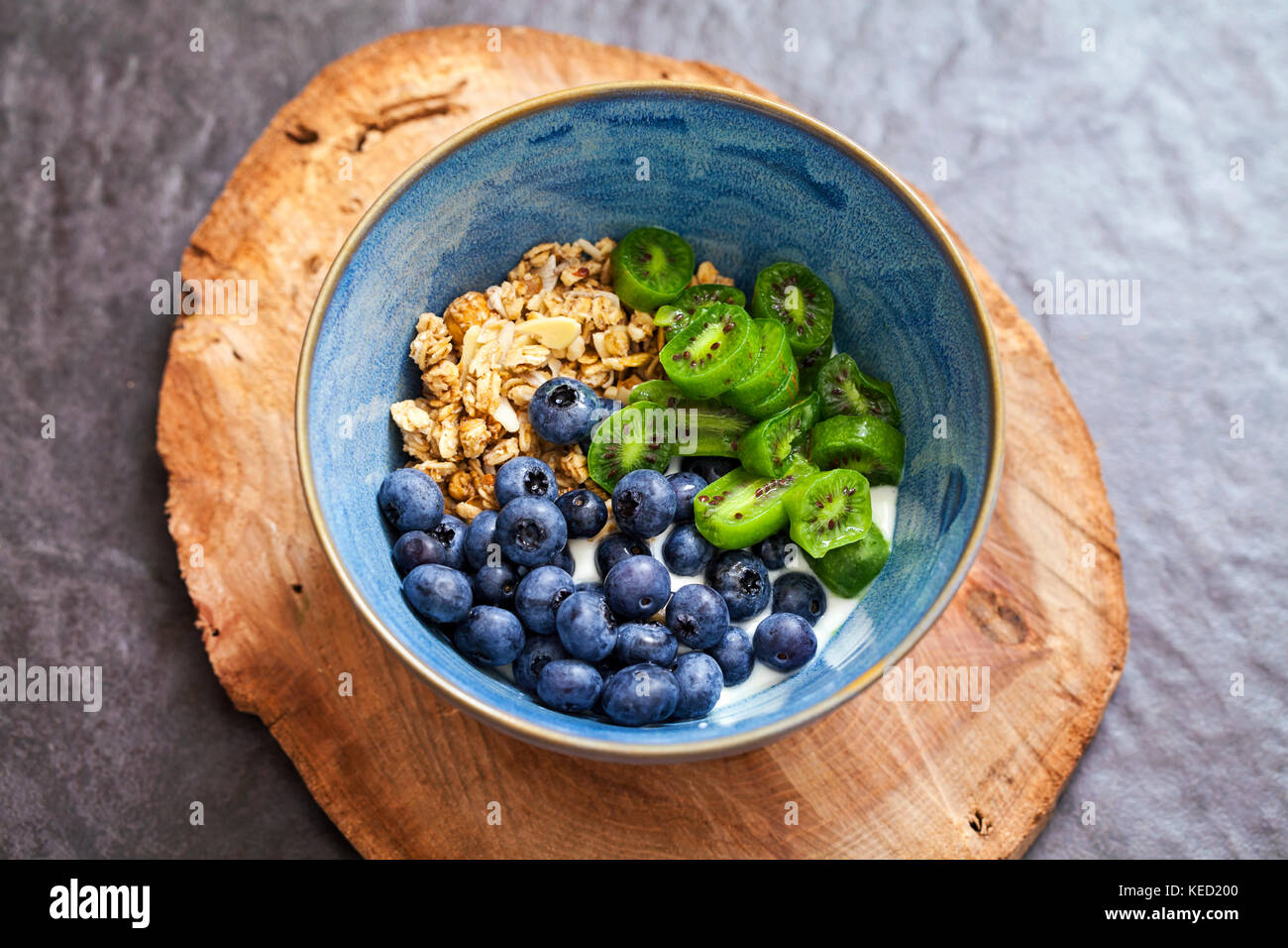 Yaourt avec fruits kiwi, bleuets et granola Banque D'Images