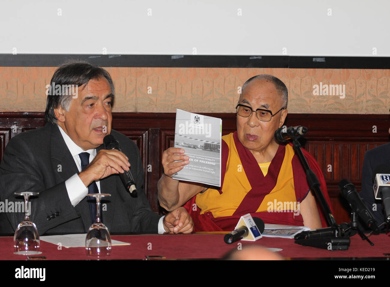 Le Dalaï Lama rencontre le maire de Palerme Leoluca Orlando lors d'une conférence de presse au Teatro Massimo à Palerme, en Sicile. Avec: Dalaï Lama, Tenzin Gyatso, Lhamo Thondup, Palermo Leoluca Où: Palerme, Sicile, Italie Quand: 18 Sep 2017 crédit: IPA/WENN.com **Disponible Uniquement pour publication au Royaume-Uni, Etats-Unis, Allemagne, Autriche, Suisse** Banque D'Images