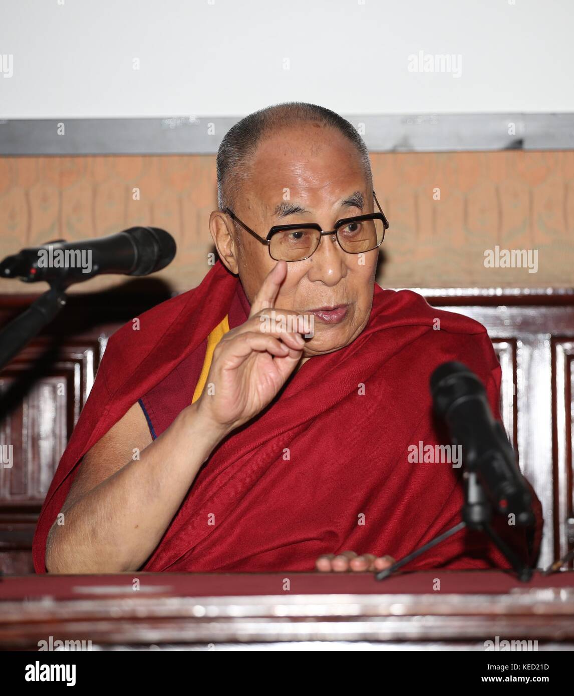 Le Dalaï Lama rencontre le maire de Palerme Leoluca Orlando lors d'une conférence de presse au Teatro Massimo à Palerme, en Sicile. Avec: Dalaï Lama, Tenzin Gyatso, Lhamo Thondup Où: Palerme, Sicile, Italie Quand: 18 Sep 2017 crédit: IPA/WENN.com **disponible Uniquement pour publication au Royaume-Uni, aux Etats-Unis, en Allemagne, en Autriche, en Suisse** Banque D'Images