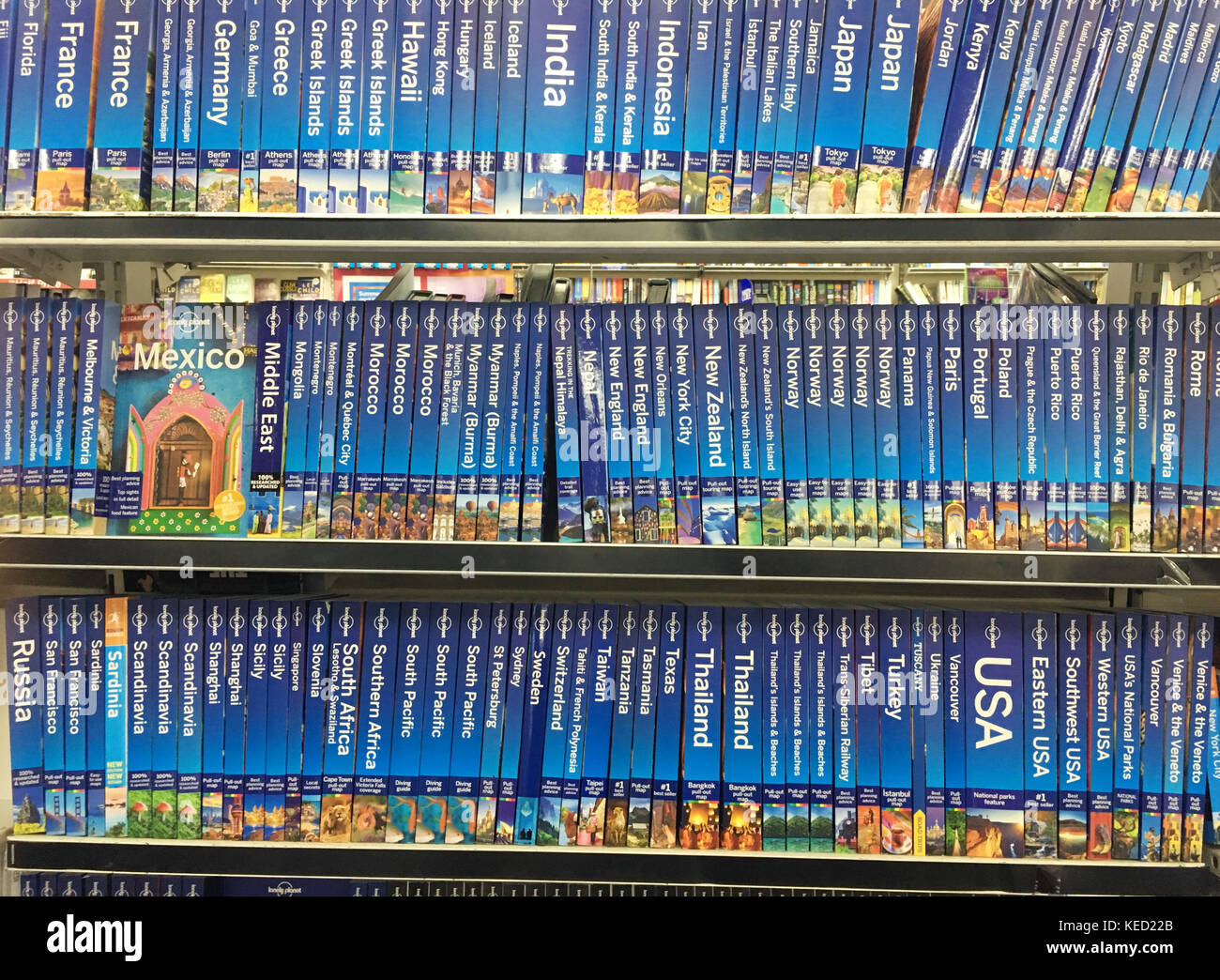 Une collection de livres de voyage Lonely Planet sur différents pays Banque D'Images
