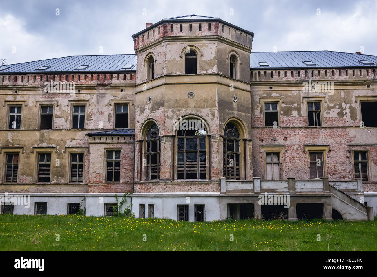 Façade du palais de renouveau gothique abandonné dans le village de Drezewo dans la Voïvodeship de Poméranie occidentale de Pologne Banque D'Images