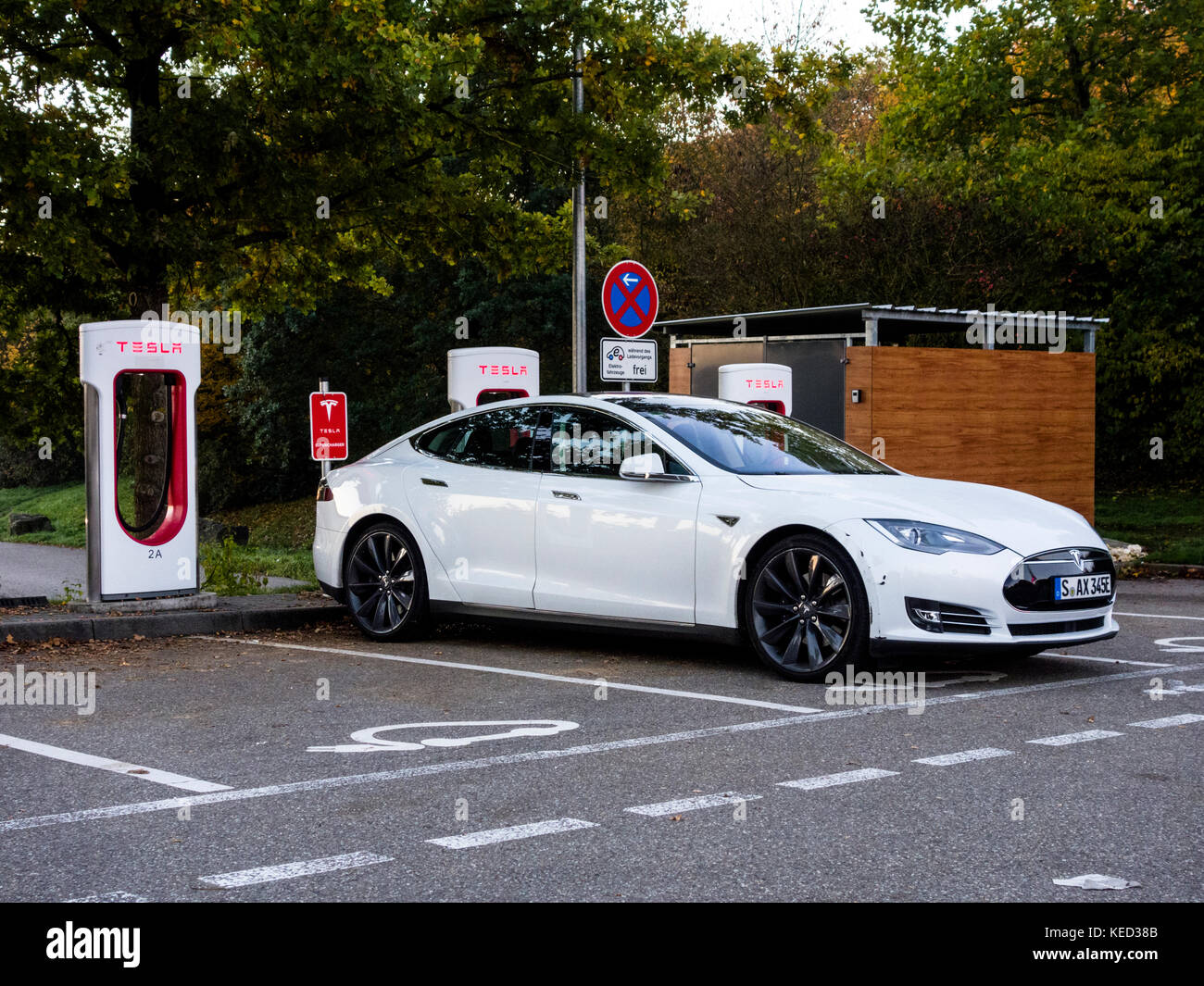 Tesla Model S'en une station essence en Bavière, Allemagne du Sud, octobre 2017 Banque D'Images