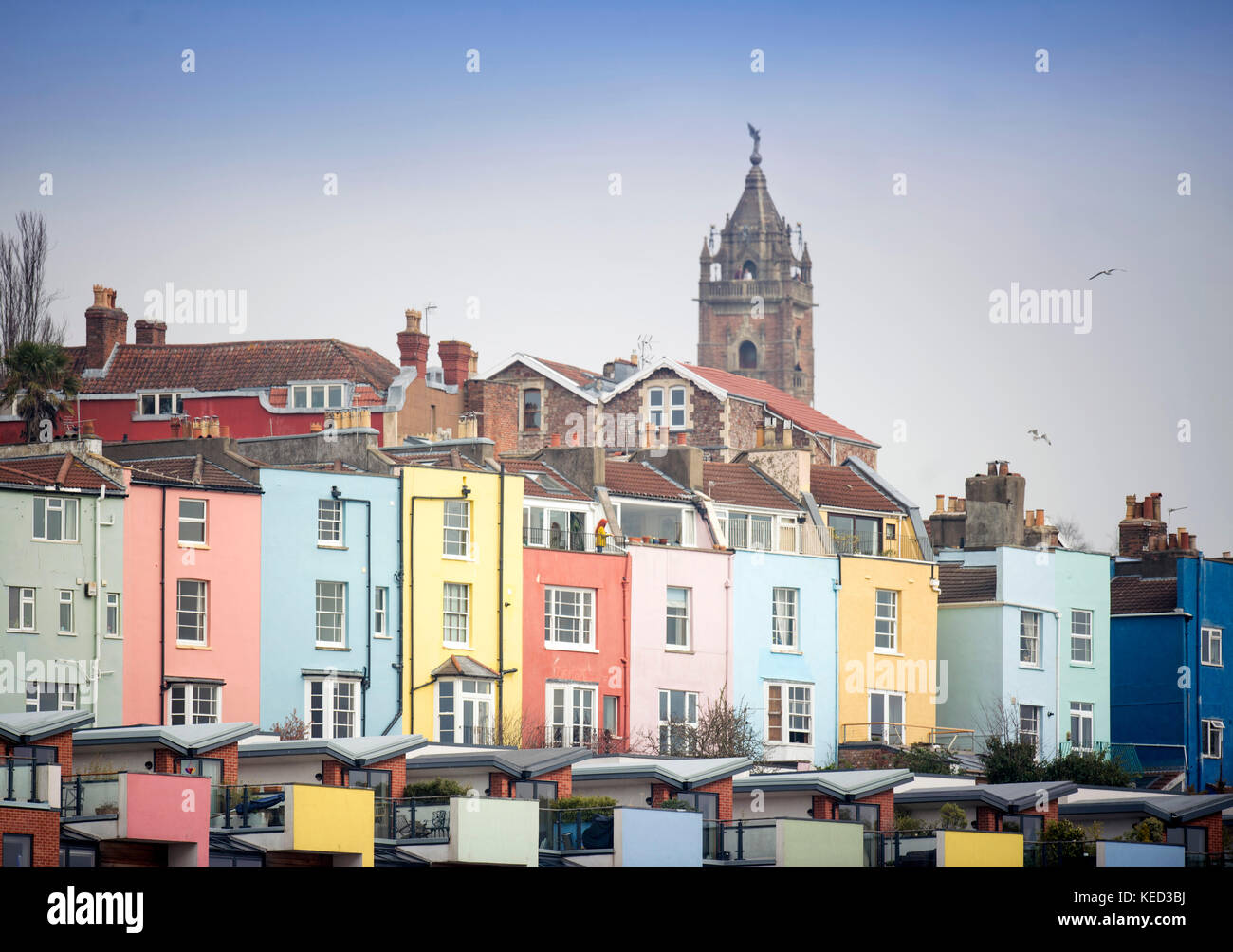 Période et maisons contemporaines au-dessus de condensats chauds à Bristol avec la tour Cabot derrière, UK Banque D'Images