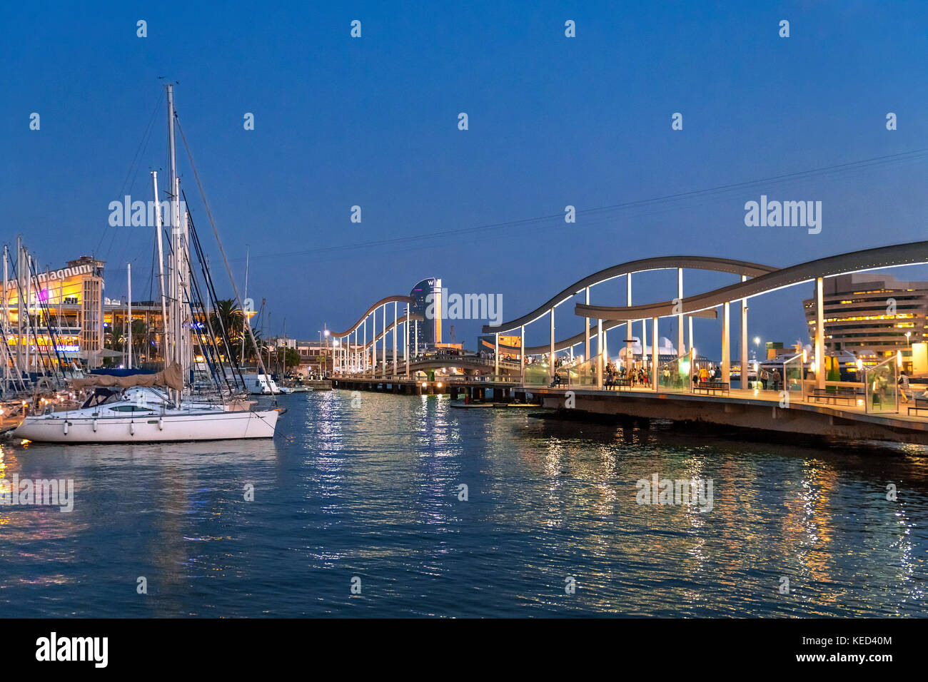 La Rambla de Mar est une passerelle au-dessus de l'eau, le prolongement naturel de la Ramblas à Barcelone, Espagne. Banque D'Images