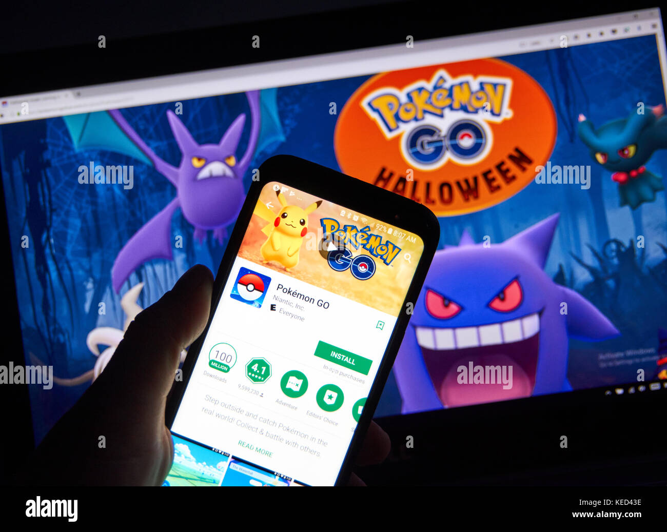 Montreal Canada Octobre 17 Pokemon Rendez App Android Sur Samsung S8 Sur Pokemon Rendez Vous Page D Accueil L Introduction De Nouvelles Creatures Pour L Halloween Photo Stock Alamy