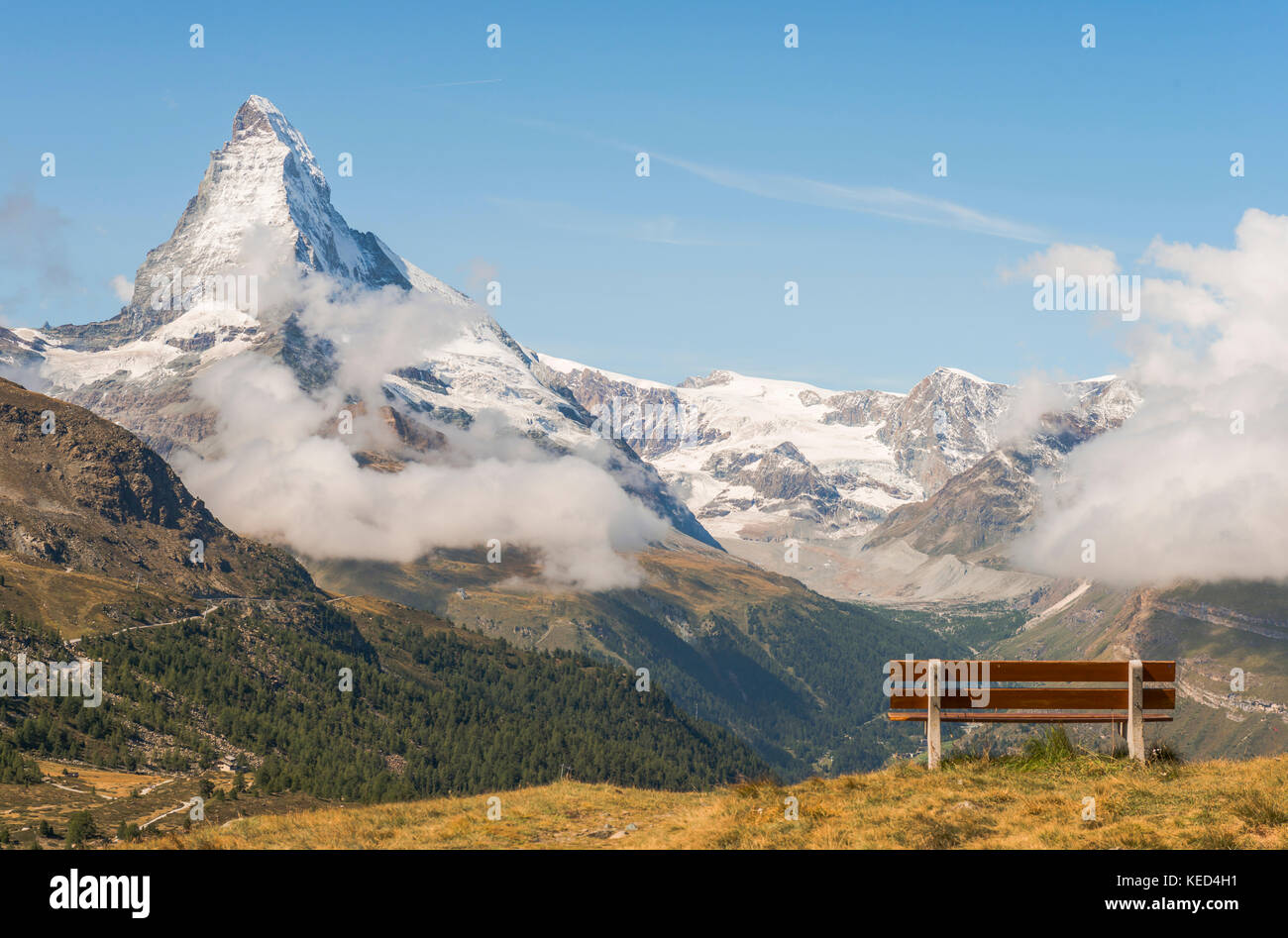 Banc avec vue, cinq lacs sentier, recouvert de neige matterhorn, Zermatt, Valais, Suisse Banque D'Images