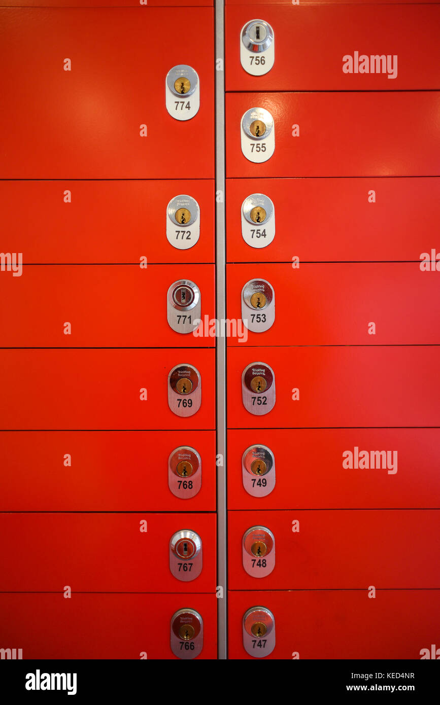 Boîtes numérotées pour les listes de diffusion en rouge. Banque D'Images