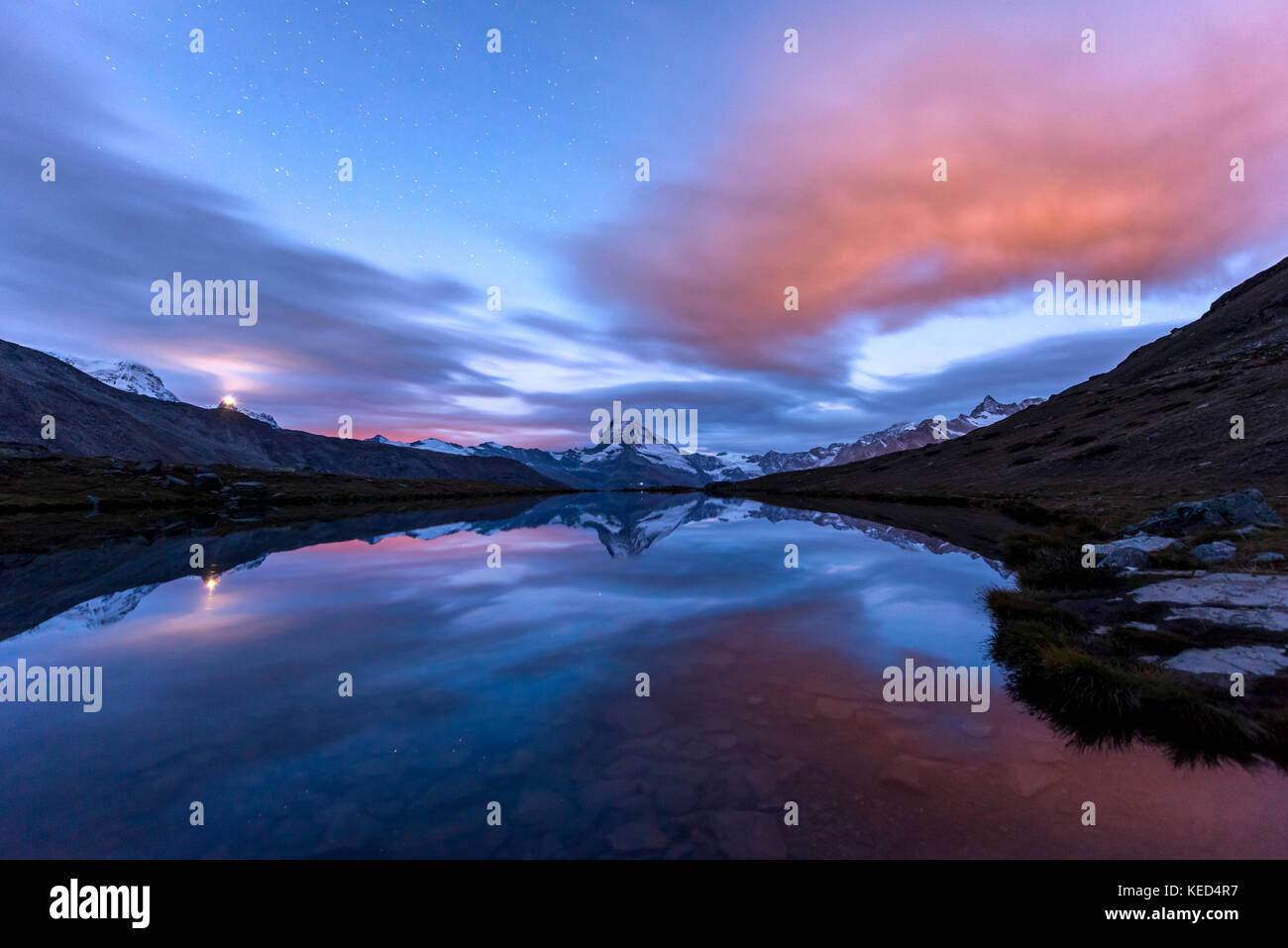 Vue de nuit, ciel étoilé, enneigées matterhorn reflétée dans le sellisee, Valais, Suisse Banque D'Images