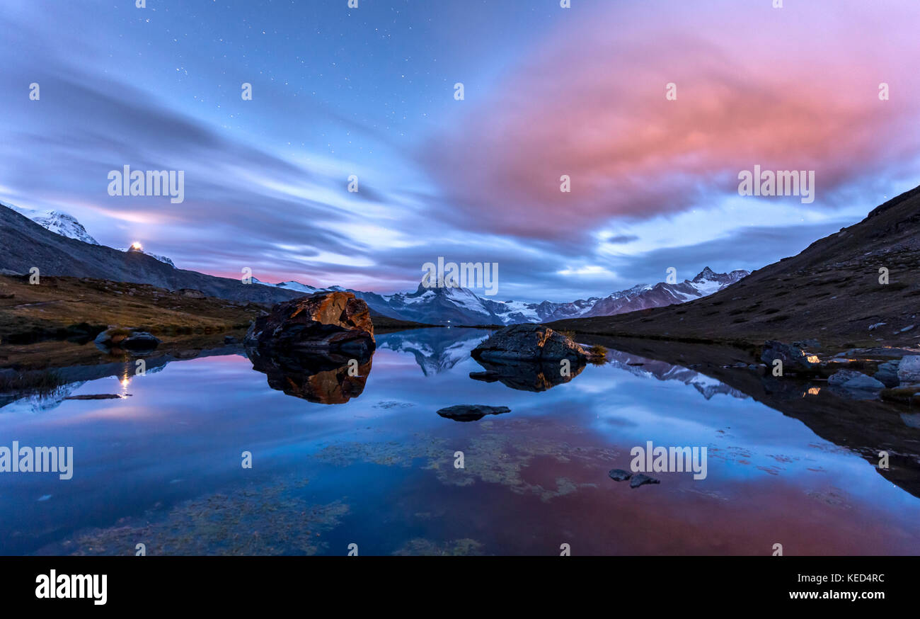 Vue de nuit, ciel étoilé, enneigées matterhorn reflétée dans le sellisee, Valais, Suisse Banque D'Images