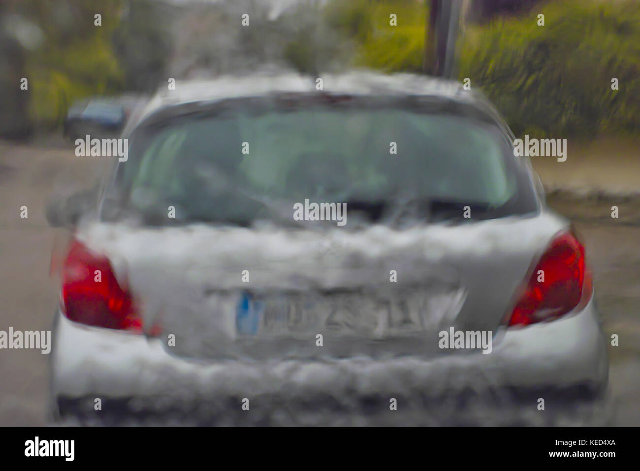 Trombe d'eau, conduite dans de fortes pluies, vue à travers le pare-brise de voiture en tête, Allemagne Banque D'Images