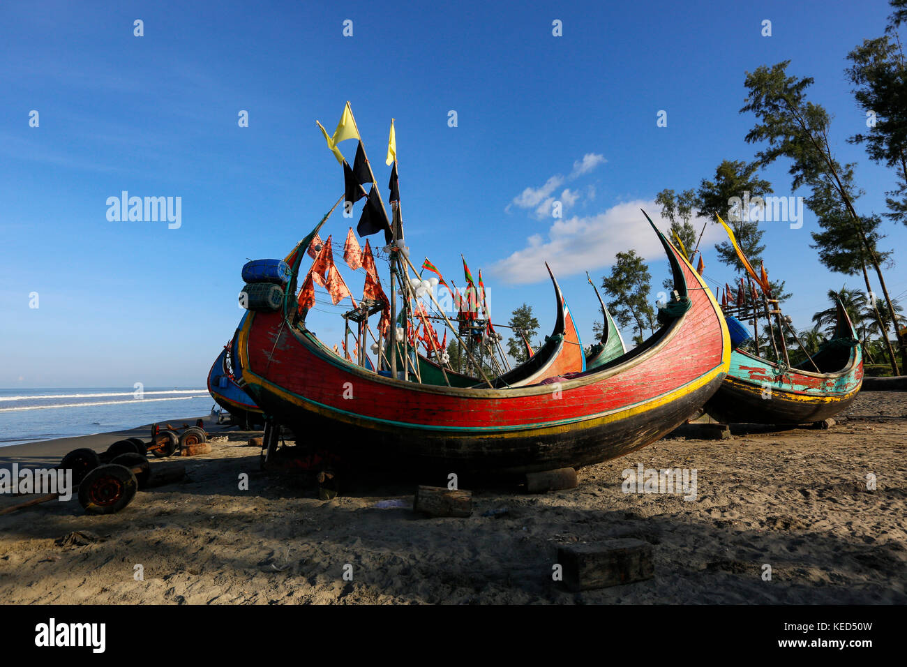 Bateaux de pêche sur la mer à teknaf inani beach. c'est une partie de la Cox's bazar mer plage, la plus longue plage de la mer dans le monde. Teknaf, Cox's bazar, bangl Banque D'Images