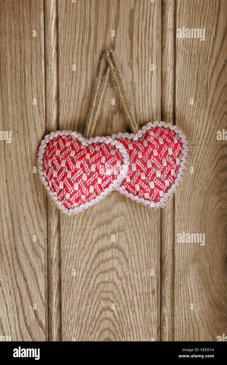 Coeurs de noël décorative , accroché sur une porte en bois dans mon chalet. Banque D'Images