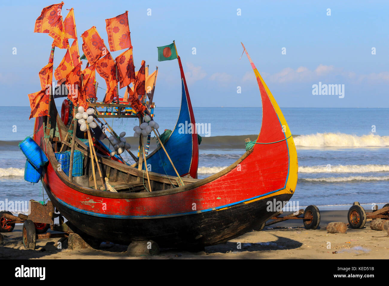 Bateaux de pêche sur la mer à teknaf inani beach. c'est une partie de la Cox's bazar mer plage, la plus longue plage de la mer dans le monde. Teknaf, Cox's bazar, bangl Banque D'Images