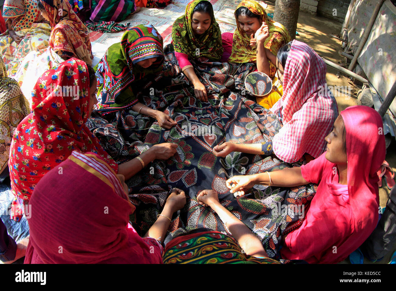 Les femmes des régions rurales à faire nakshi kantha, un type de couette brodée à un village dans la région de jessore. Bangladesh. Banque D'Images