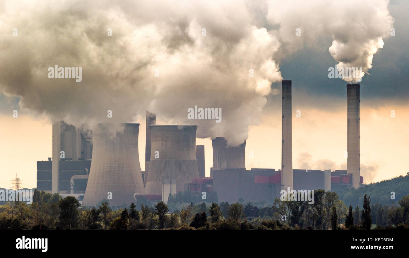 Brown coal power plant emission. Banque D'Images