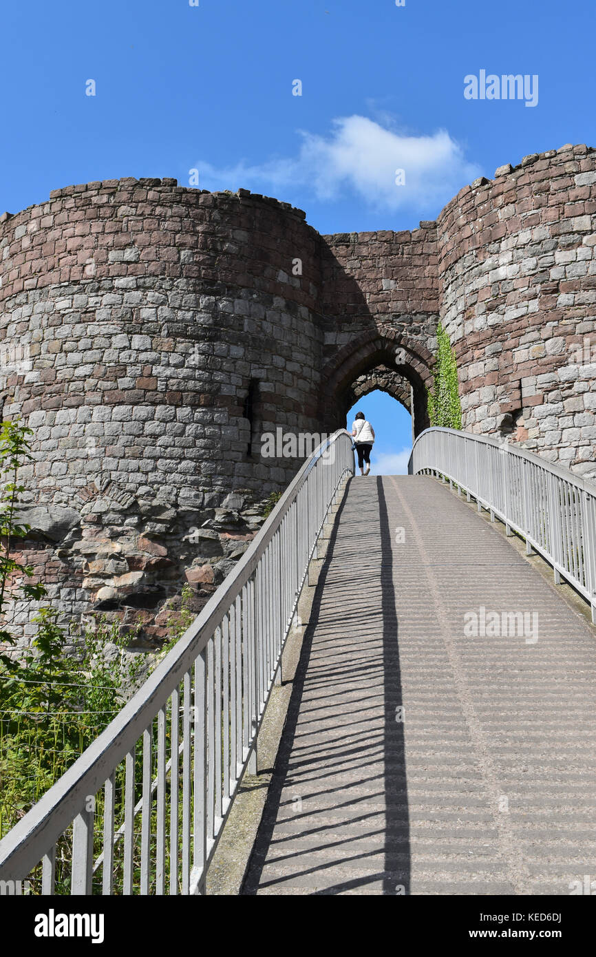 Beeston château est situé sur un éperon rocheux avec une vue étendue sur la plaine du Cheshire Banque D'Images