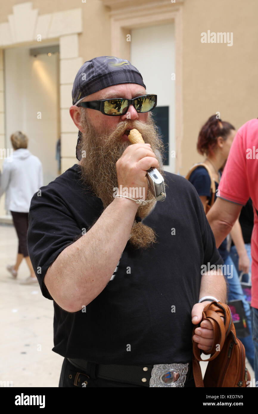 Genießt man mit langem ein Eis Bart Banque D'Images