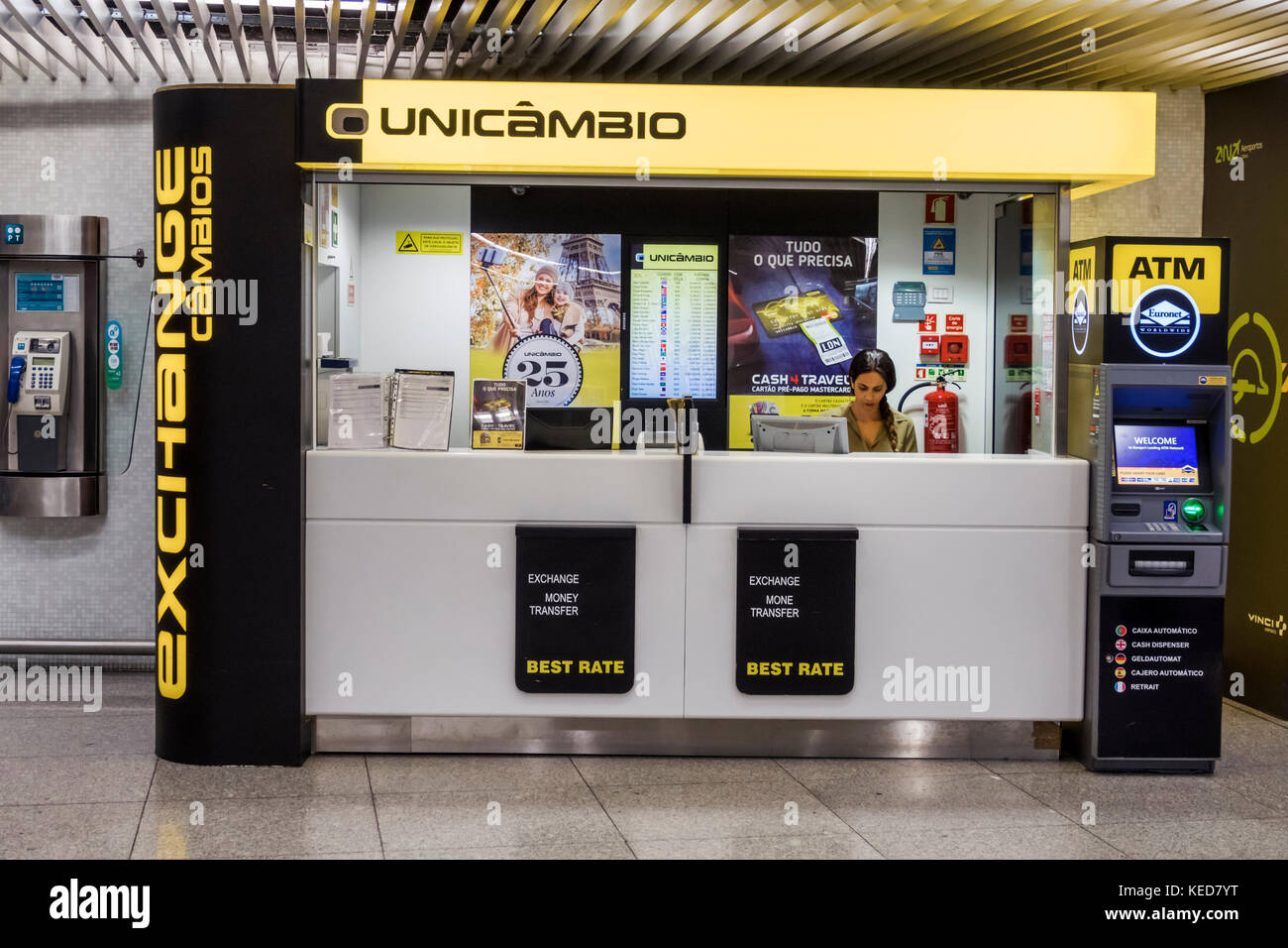 Lisbonne Portugal,Humberto Delgado Airport,LIS,Portela Airport,change de devises,kiosque,Unicambio,ATM,femme femme femme femme,agent,argent,cambio,hispanique,immi Banque D'Images